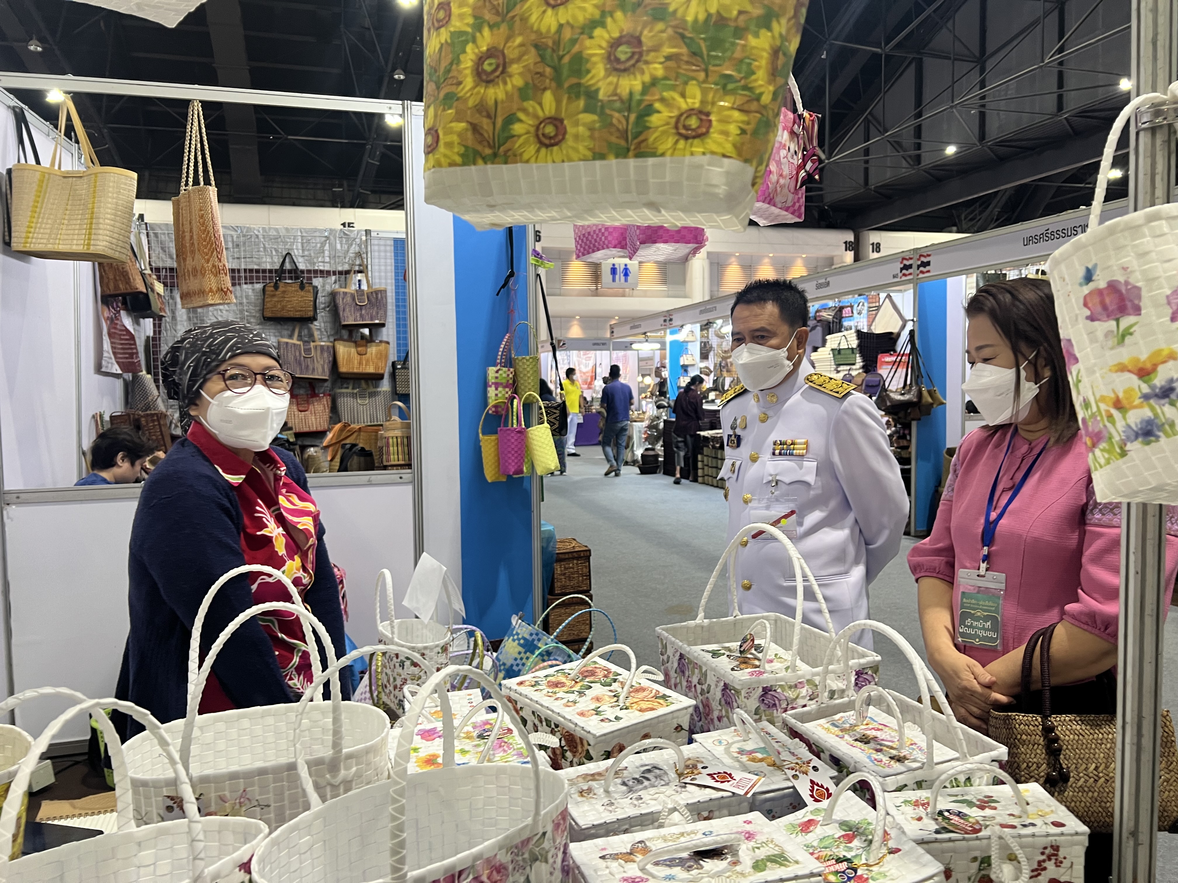 พช.อยุธยา ร่วมจัดหน่ายผลิตภัณฑ์OTOP งานศิลปาชีพ ประทีปไทย OTOP หลอมดวงใจ ด้วยพระบารมี “ผ้าทอไทย สายใยแห่งพระเมตตา สร้างอาชีพปวงประชา อย่างยั่งยืน”