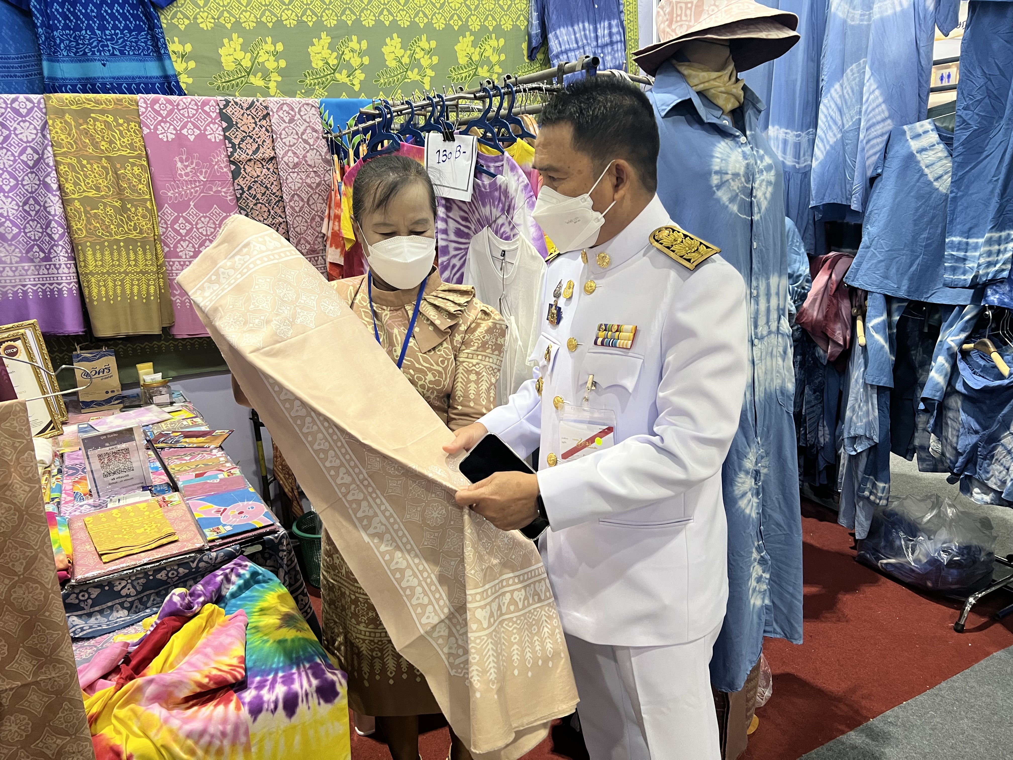 พช.อยุธยา ร่วมจัดหน่ายผลิตภัณฑ์OTOP งานศิลปาชีพ ประทีปไทย OTOP หลอมดวงใจ ด้วยพระบารมี “ผ้าทอไทย สายใยแห่งพระเมตตา สร้างอาชีพปวงประชา อย่างยั่งยืน”