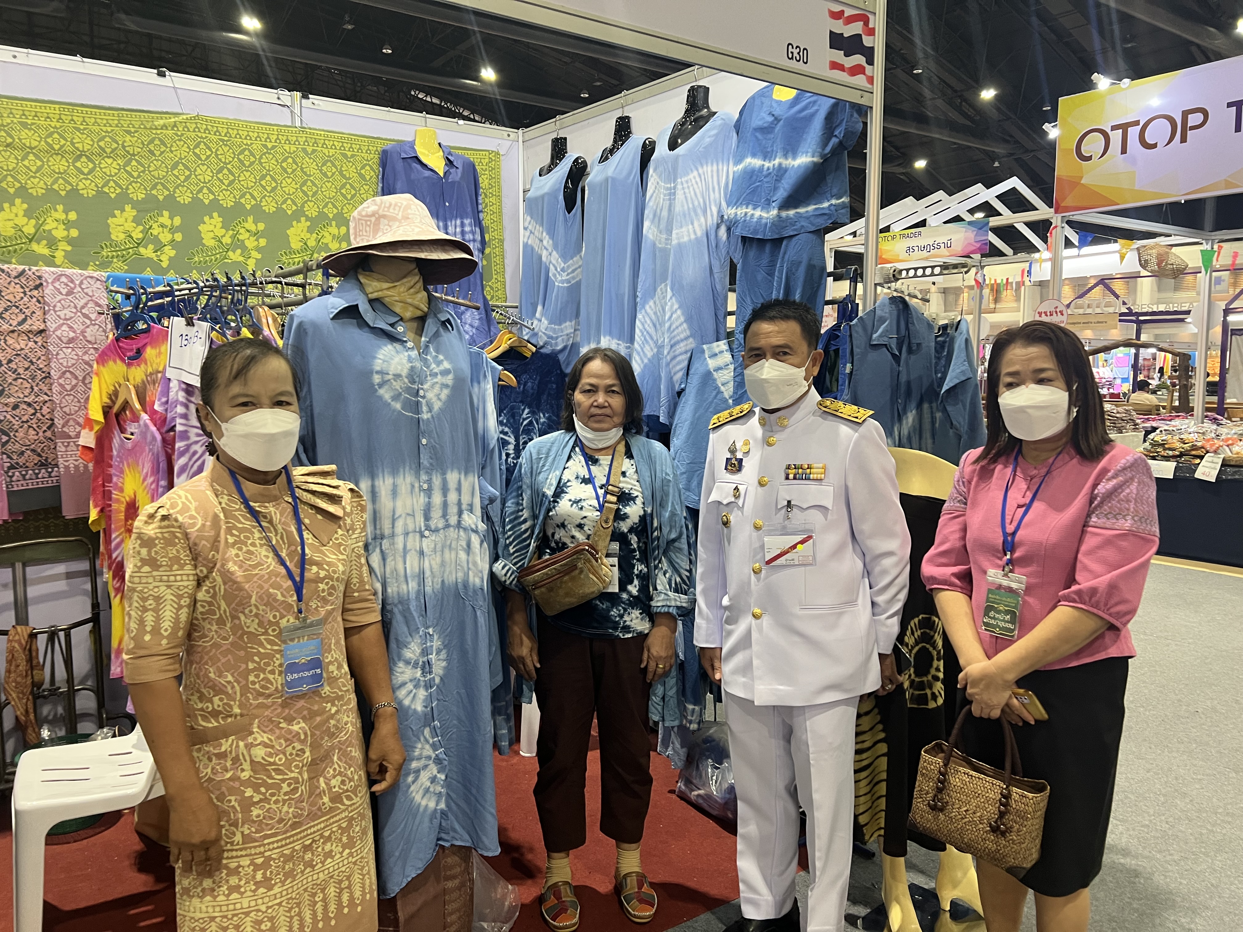 พช.อยุธยา ร่วมจัดหน่ายผลิตภัณฑ์OTOP งานศิลปาชีพ ประทีปไทย OTOP หลอมดวงใจ ด้วยพระบารมี “ผ้าทอไทย สายใยแห่งพระเมตตา สร้างอาชีพปวงประชา อย่างยั่งยืน”