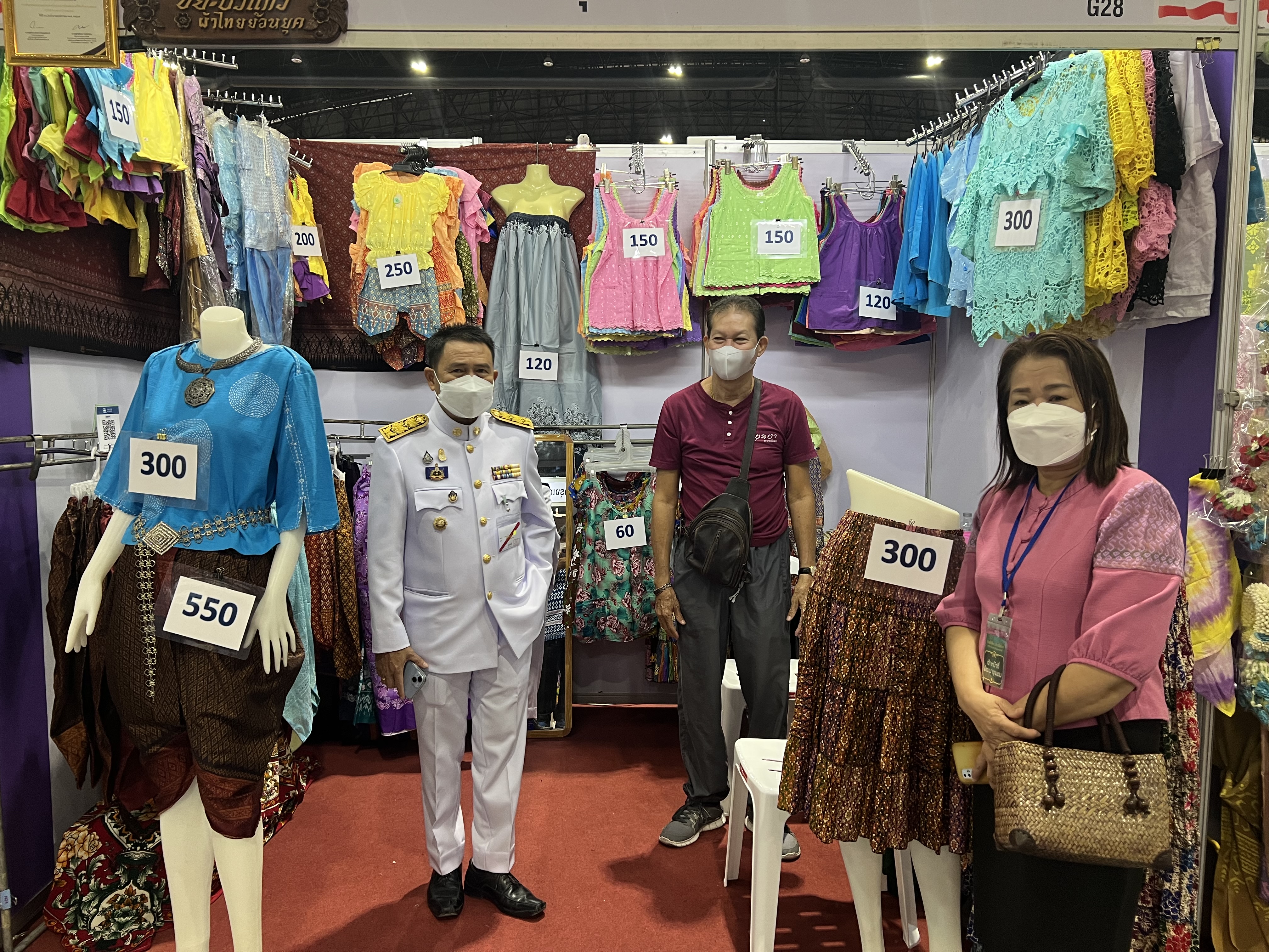 พช.อยุธยา ร่วมจัดหน่ายผลิตภัณฑ์OTOP งานศิลปาชีพ ประทีปไทย OTOP หลอมดวงใจ ด้วยพระบารมี “ผ้าทอไทย สายใยแห่งพระเมตตา สร้างอาชีพปวงประชา อย่างยั่งยืน”