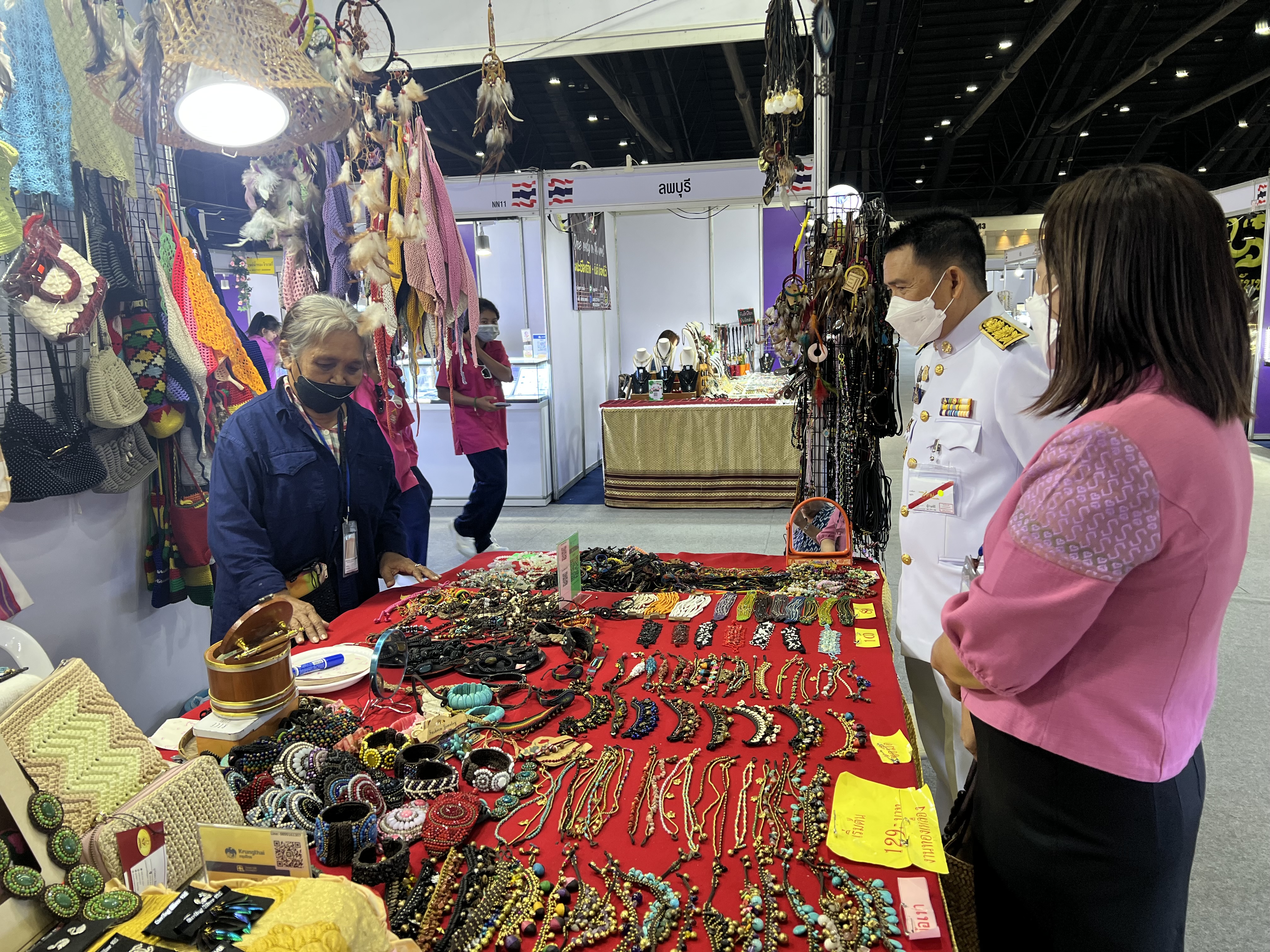 พช.อยุธยา ร่วมจัดหน่ายผลิตภัณฑ์OTOP งานศิลปาชีพ ประทีปไทย OTOP หลอมดวงใจ ด้วยพระบารมี “ผ้าทอไทย สายใยแห่งพระเมตตา สร้างอาชีพปวงประชา อย่างยั่งยืน”