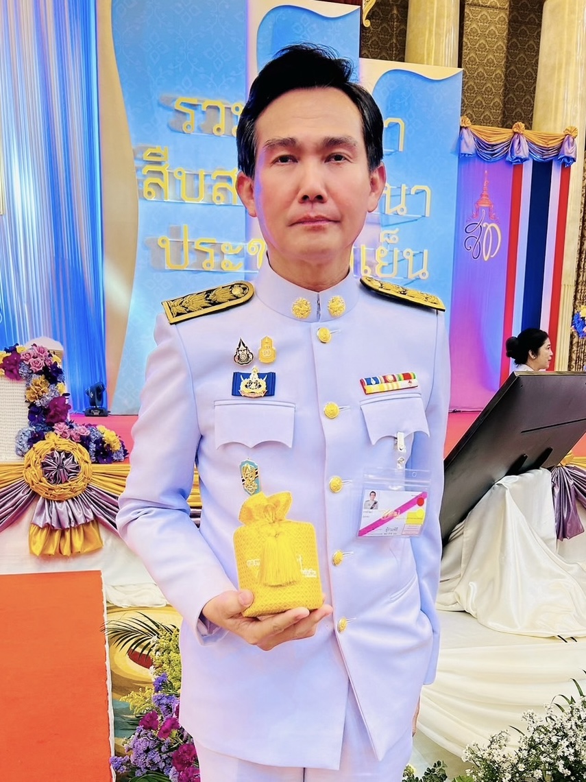 ผู้ว่าราชการจังหวัดพระนครศรีอยุธยา เฝ้ารับเสด็จฯ พระบาทสมเด็จพระเจ้าอยู่หัว และสมเด็จพระนางเจ้าฯ พระบรมราชินี และเข้าเฝ้าฯ รับพระราชทานเงินพระราชทานขวัญถุงกองทุนแม่ของแผ่นดิน ในงานมหกรรมกองทุนแม่ของแผ่นดิน ประจำปี 2566