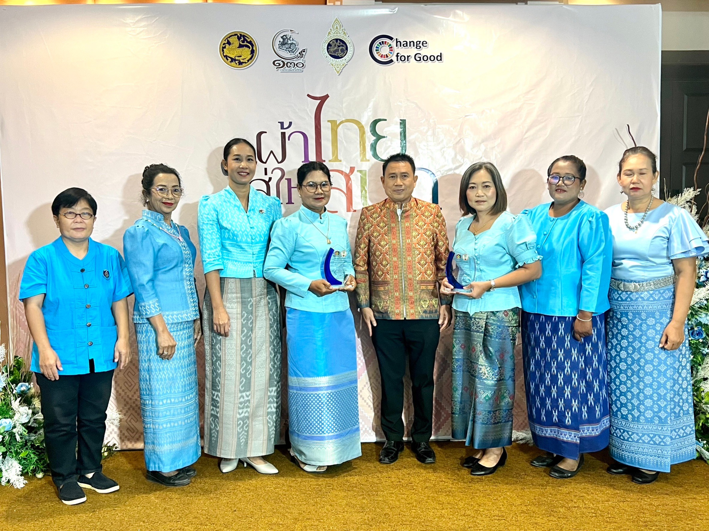 พช.อยุธยา มอบโล่ห์ ผู้ที่มีผลงานโดดเด่นตามระบบมาตรฐานการพัฒนาชุมชน ประจำปี 2566