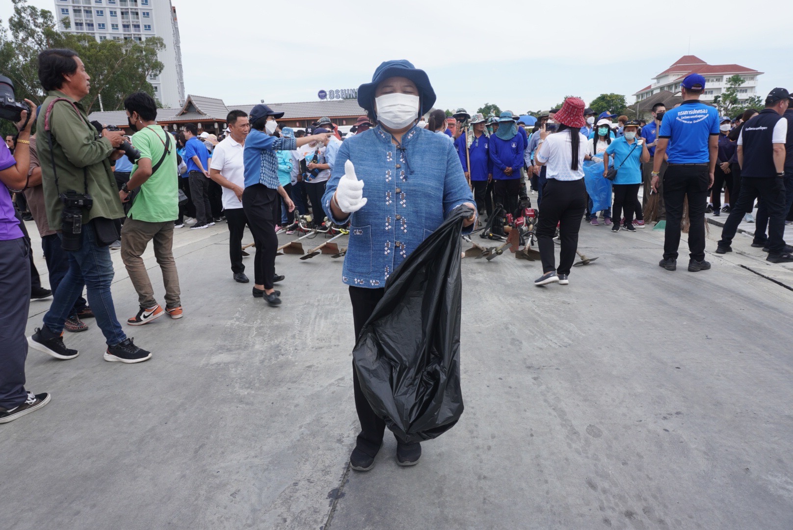 พช.อยุธยา ขานรับ ผู้ว่าฯ ร่วมกิจกรรม “อยุธยาเมืองสะอาด” ปรับสภาพภูมิทัศน์และเก็บขยะบริเวณถนนซีกุน รวมพลังสร้างภาพลักษณ์ที่สวยงามพร้อมต้อนรับนักท่องเที่ยวผู้มาเยือนจังหวัดพระนครศรีอยุธยา