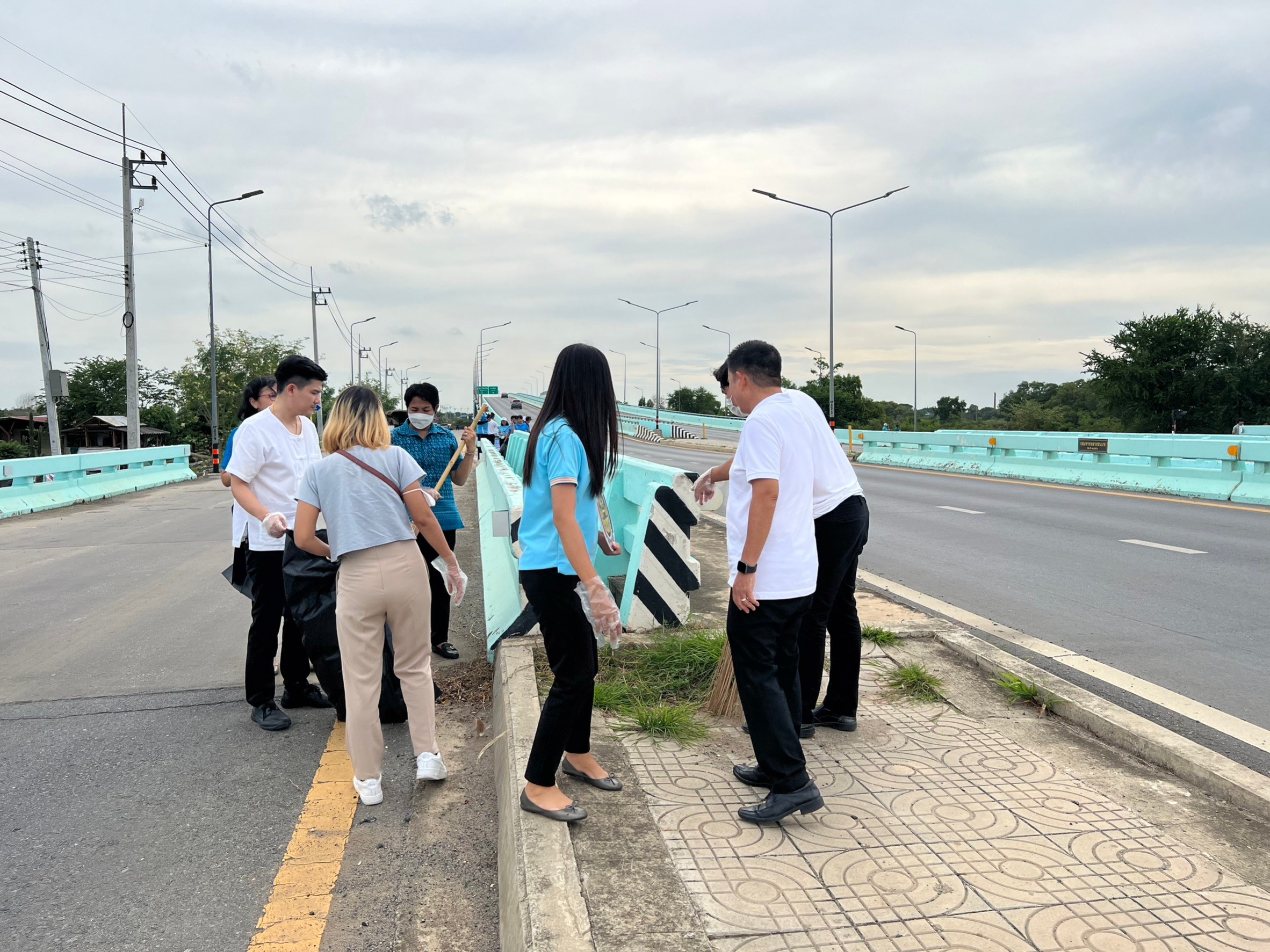 พช.อยุธยา ขานรับ ผู้ว่าฯ ร่วมกิจกรรม “อยุธยาเมืองสะอาด” ปรับสภาพภูมิทัศน์และเก็บขยะบริเวณถนนซีกุน รวมพลังสร้างภาพลักษณ์ที่สวยงามพร้อมต้อนรับนักท่องเที่ยวผู้มาเยือนจังหวัดพระนครศรีอยุธยา
