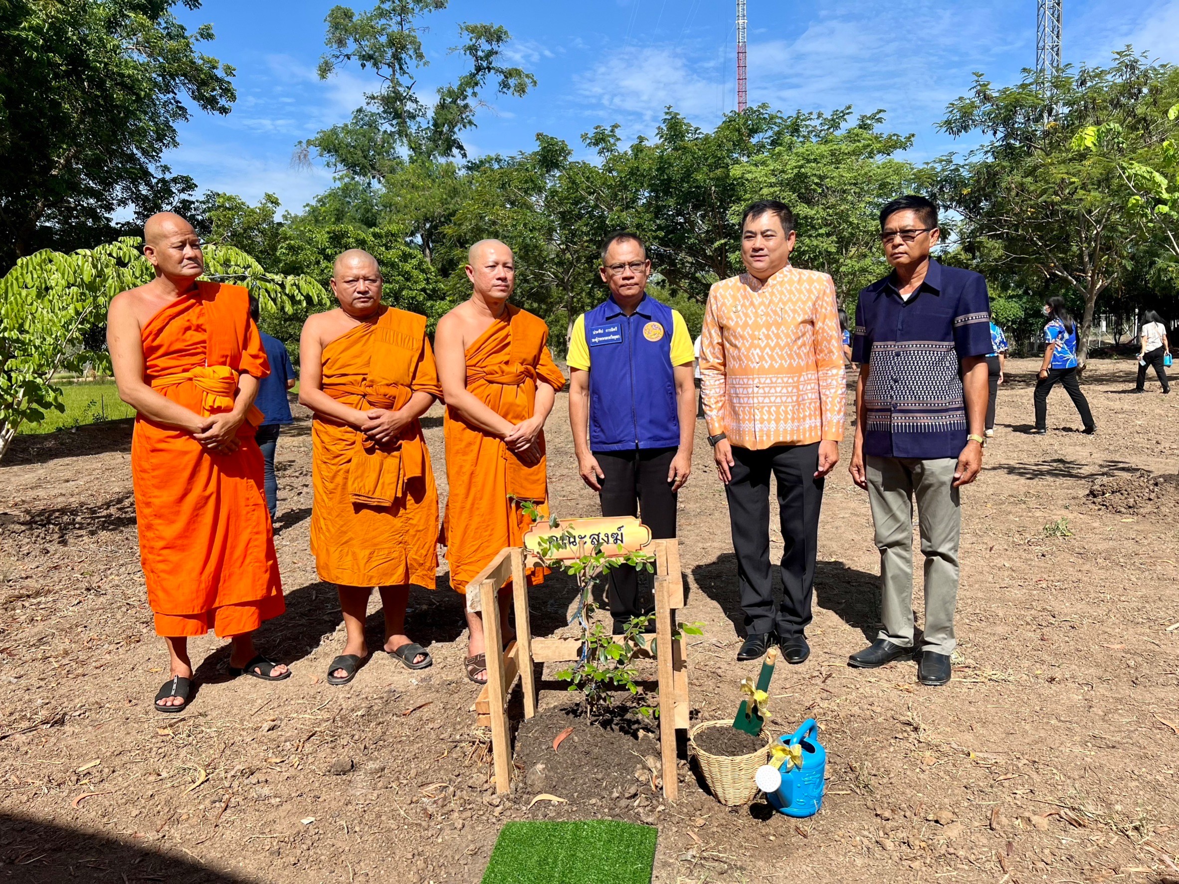 จังหวัดพระนครศรีอยุธยา จับมืออำเภอผักไห่ และ 7 ภาคีเครือข่าย ร่วมปลูกต้นไม้ตามโครงการ “1 คน 1 ต้น เพื่อคนอยุธยา” เร่งเพิ่มพื้นที่สีเขียว ลดคาร์บอน เพื่อช่วยลดโลกร้อน พร้อมขับเคลื่อนบทบาทการเกื้อหนุนระหว่างวัดและชุมชน
