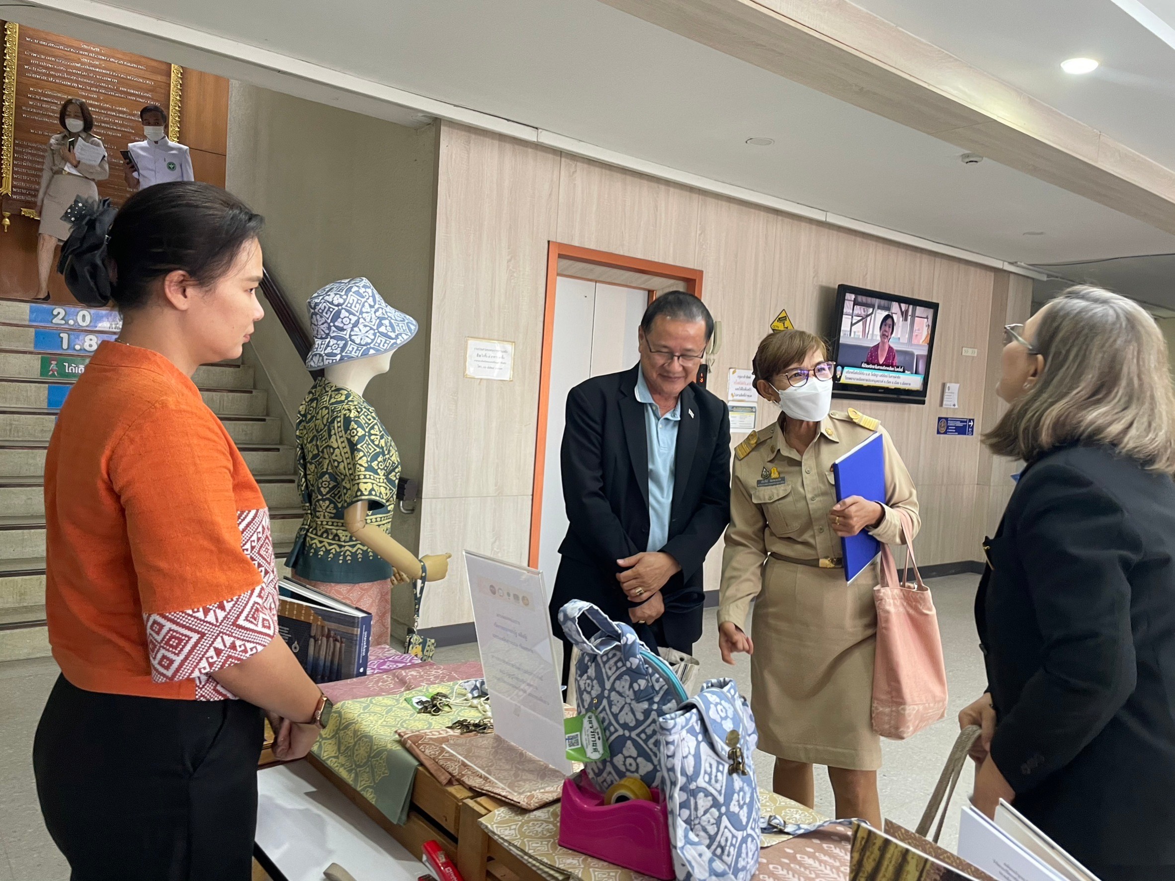 พัฒนาชุมชนจังหวัด ชวนผู้ว่าราชการจังหวัด และหัวหน้าส่วนราชการ ชมผลงานผ้าไทย “ใส่ให้สนุก”