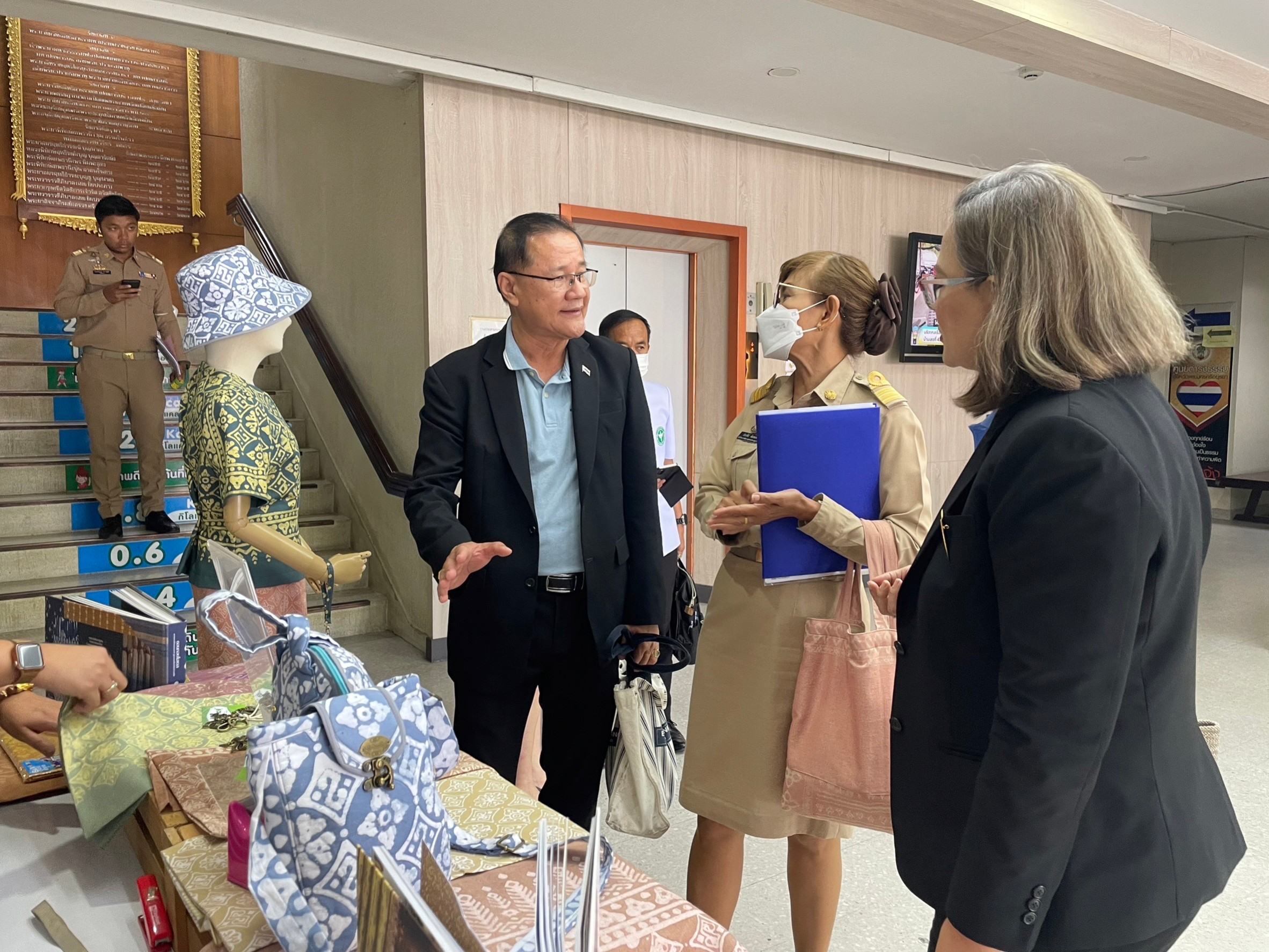 พัฒนาชุมชนจังหวัด ชวนผู้ว่าราชการจังหวัด และหัวหน้าส่วนราชการ ชมผลงานผ้าไทย “ใส่ให้สนุก”