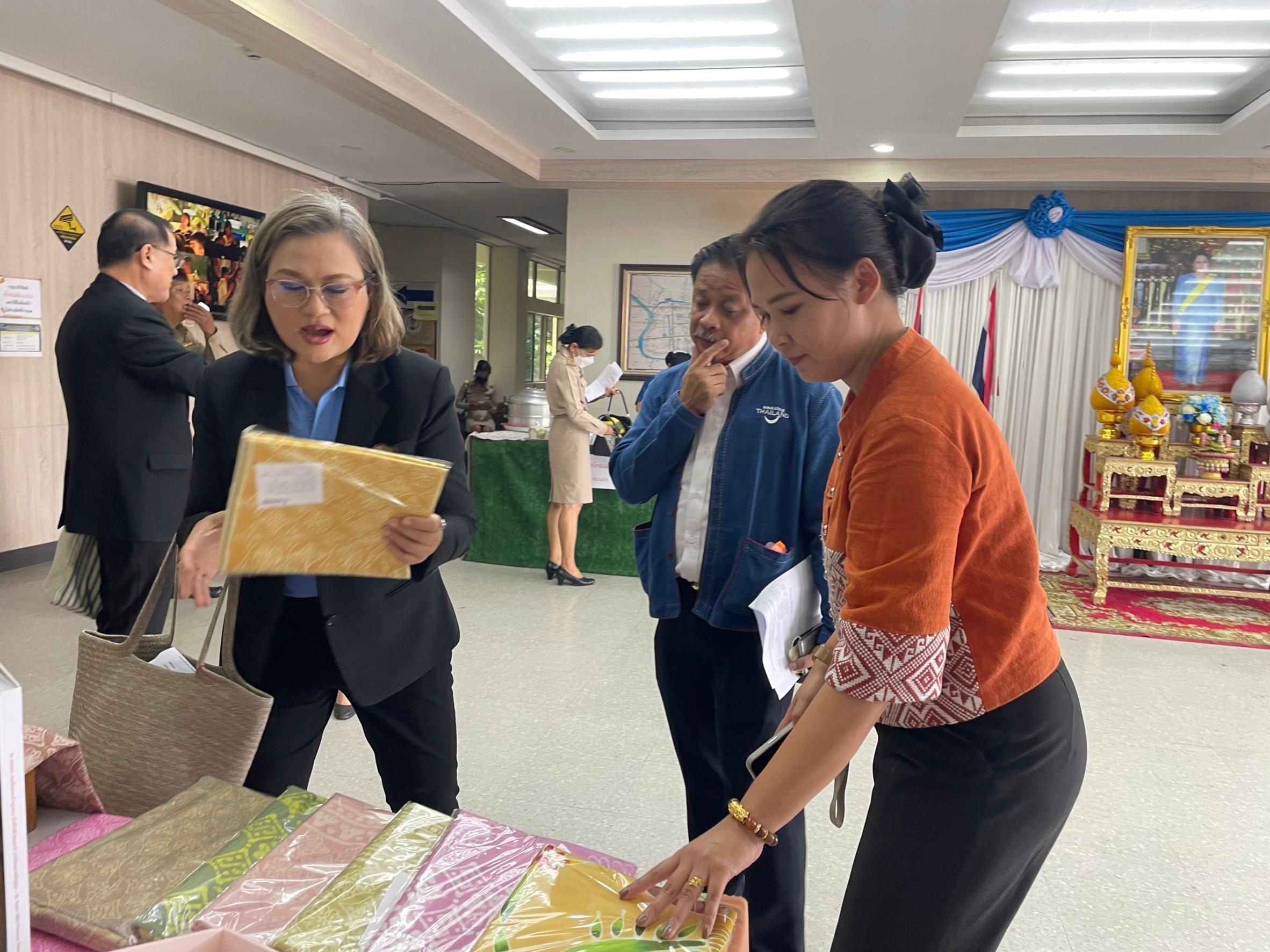 พัฒนาชุมชนจังหวัด ชวนผู้ว่าราชการจังหวัด และหัวหน้าส่วนราชการ ชมผลงานผ้าไทย “ใส่ให้สนุก”