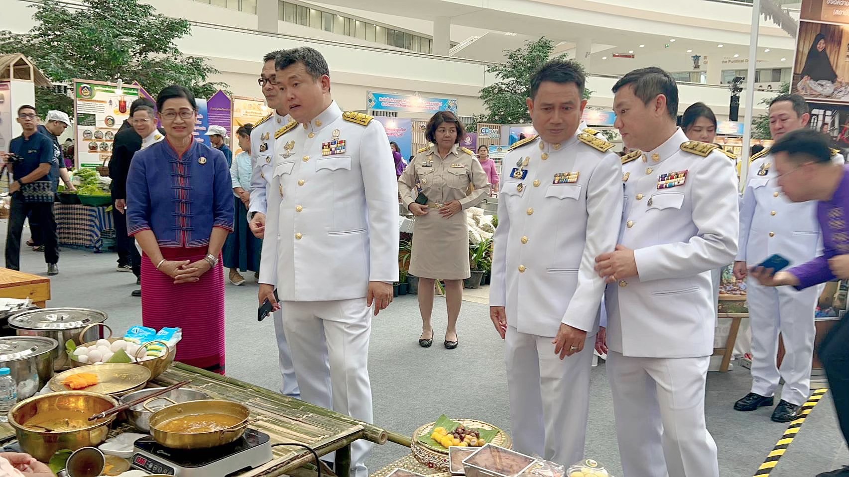 พช.อยุธยา ตบเท้าเข้ารับรางวัลเชิดชูเกียรติข้าราชการ ในงานวันพัฒนาชุมชน ปี 2566