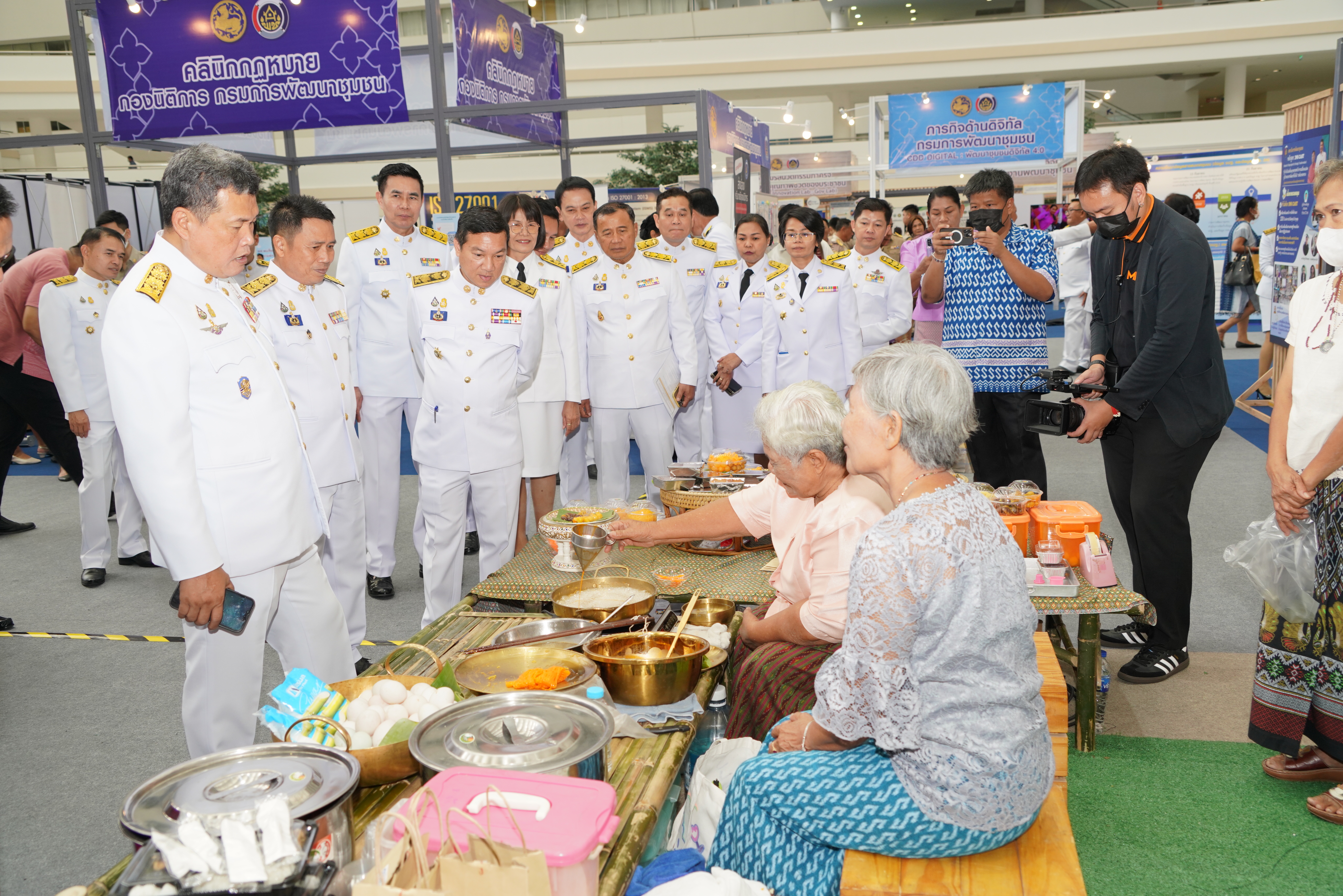 พช.อยุธยา ตบเท้าเข้ารับรางวัลเชิดชูเกียรติข้าราชการ ในงานวันพัฒนาชุมชน ปี 2566