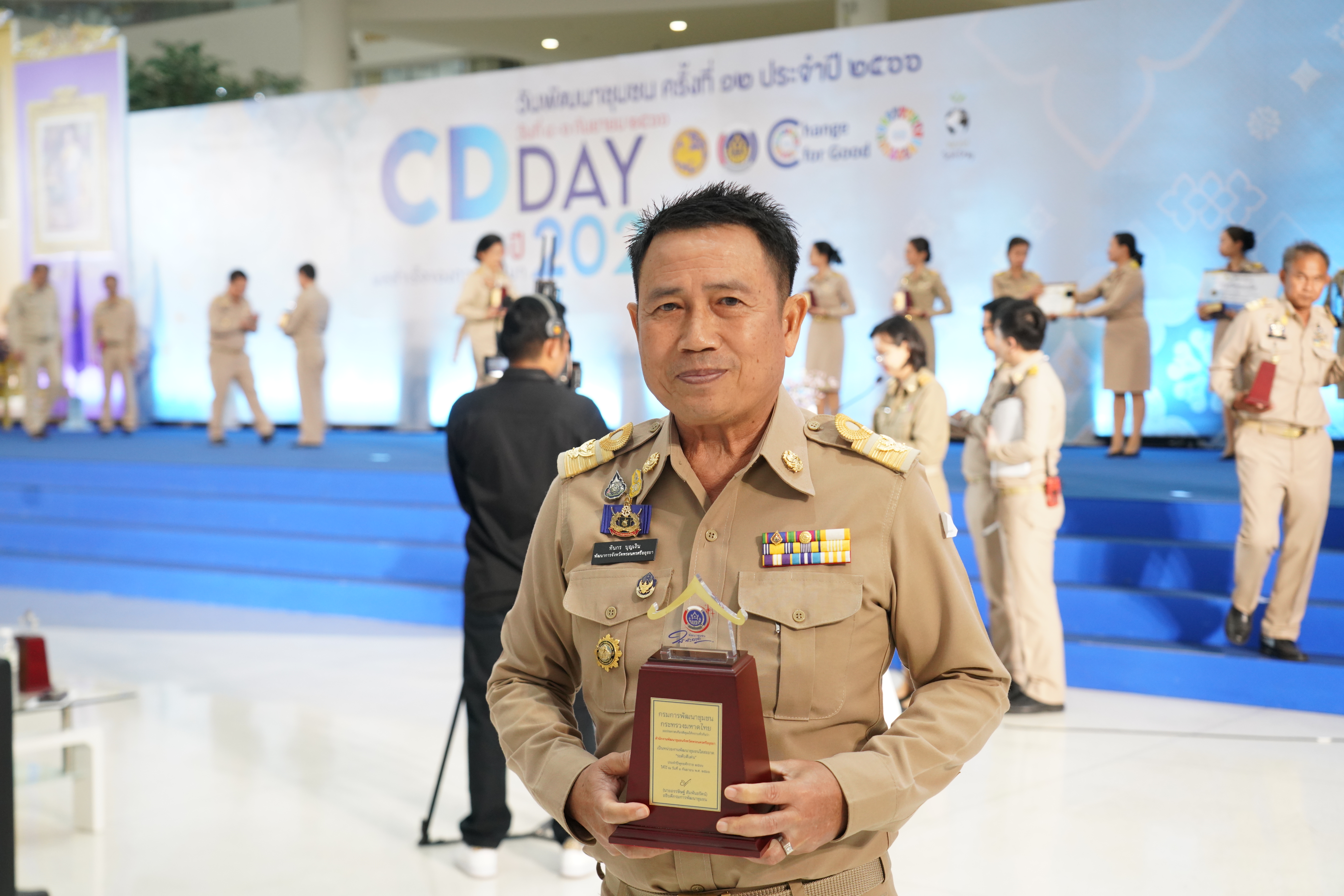 พช.อยุธยา ตบเท้าเข้ารับรางวัลเชิดชูเกียรติข้าราชการ ในงานวันพัฒนาชุมชน ปี 2566