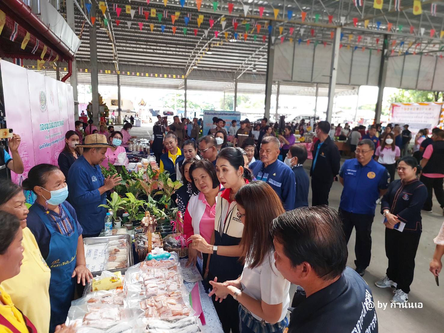 พัฒนาชุมชน ร่วมกับ จังหวัดพระนครศรีอยุธยา และ พมจ. บูรณาการหน่วยงานรัฐ ออกหน่วยเคลื่อนที่ ช่วยเหลือ เยี่ยมเยียนพี่น้องประชาชน “คนอยุธยา..ไม่ทิ้งใครไว้ข้างหลัง” พร้อมเกื้อหนุนโครงการวัดประชารัฐสร้างสุขอย่างยั่งยืน ในพื้นที่อำเภอมหาราช