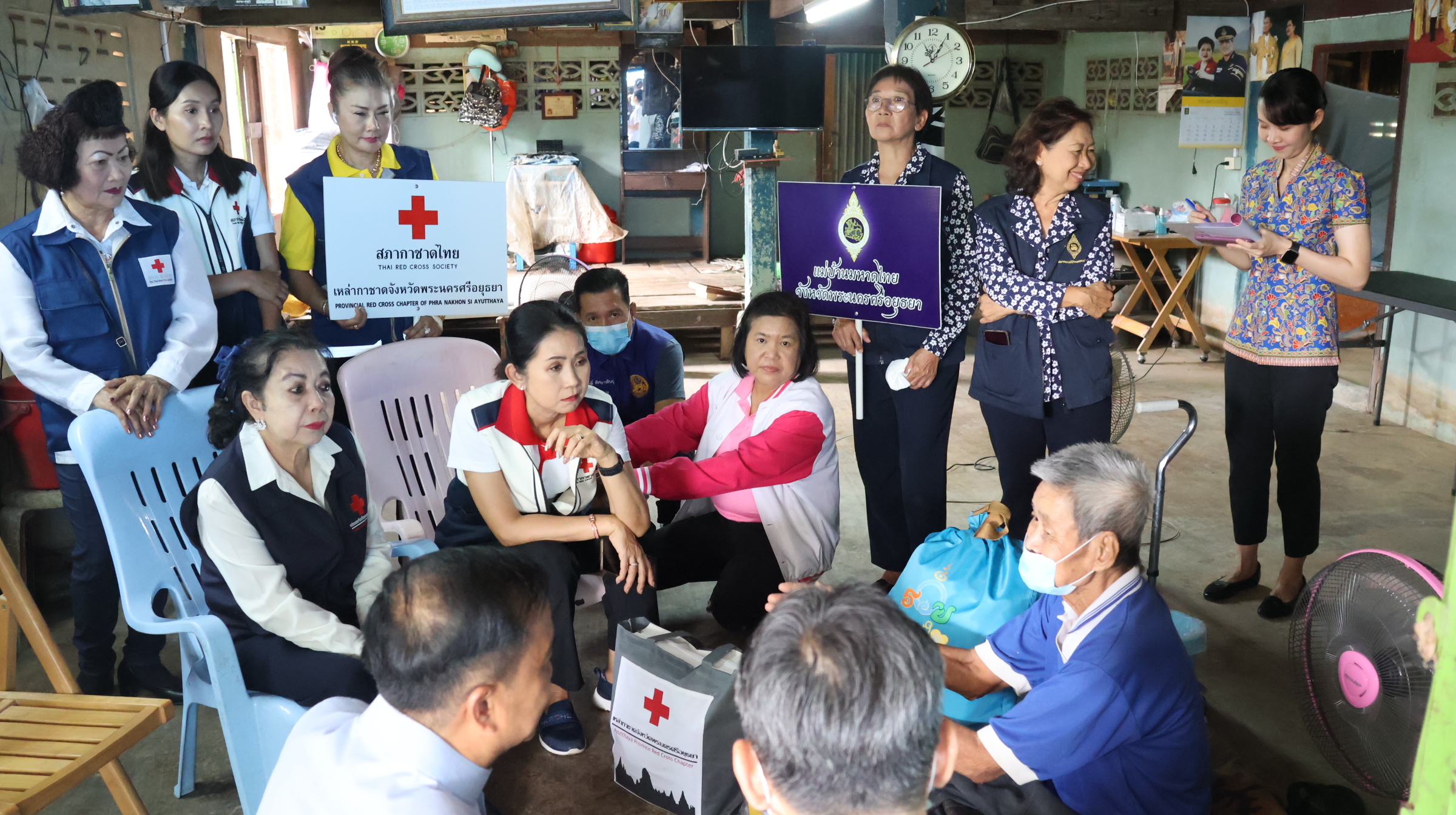 พัฒนาชุมชน ร่วมกับ จังหวัดพระนครศรีอยุธยา และ พมจ. บูรณาการหน่วยงานรัฐ ออกหน่วยเคลื่อนที่ ช่วยเหลือ เยี่ยมเยียนพี่น้องประชาชน “คนอยุธยา..ไม่ทิ้งใครไว้ข้างหลัง” พร้อมเกื้อหนุนโครงการวัดประชารัฐสร้างสุขอย่างยั่งยืน ในพื้นที่อำเภอมหาราช