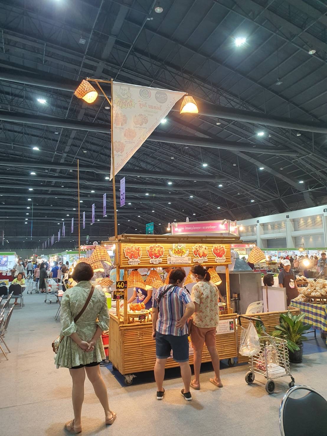 พช.อยุธยา จับมือผู้ประกอบการ OTOP ลุยจำหน่ายสินค้างาน OTOP Midyear 2023