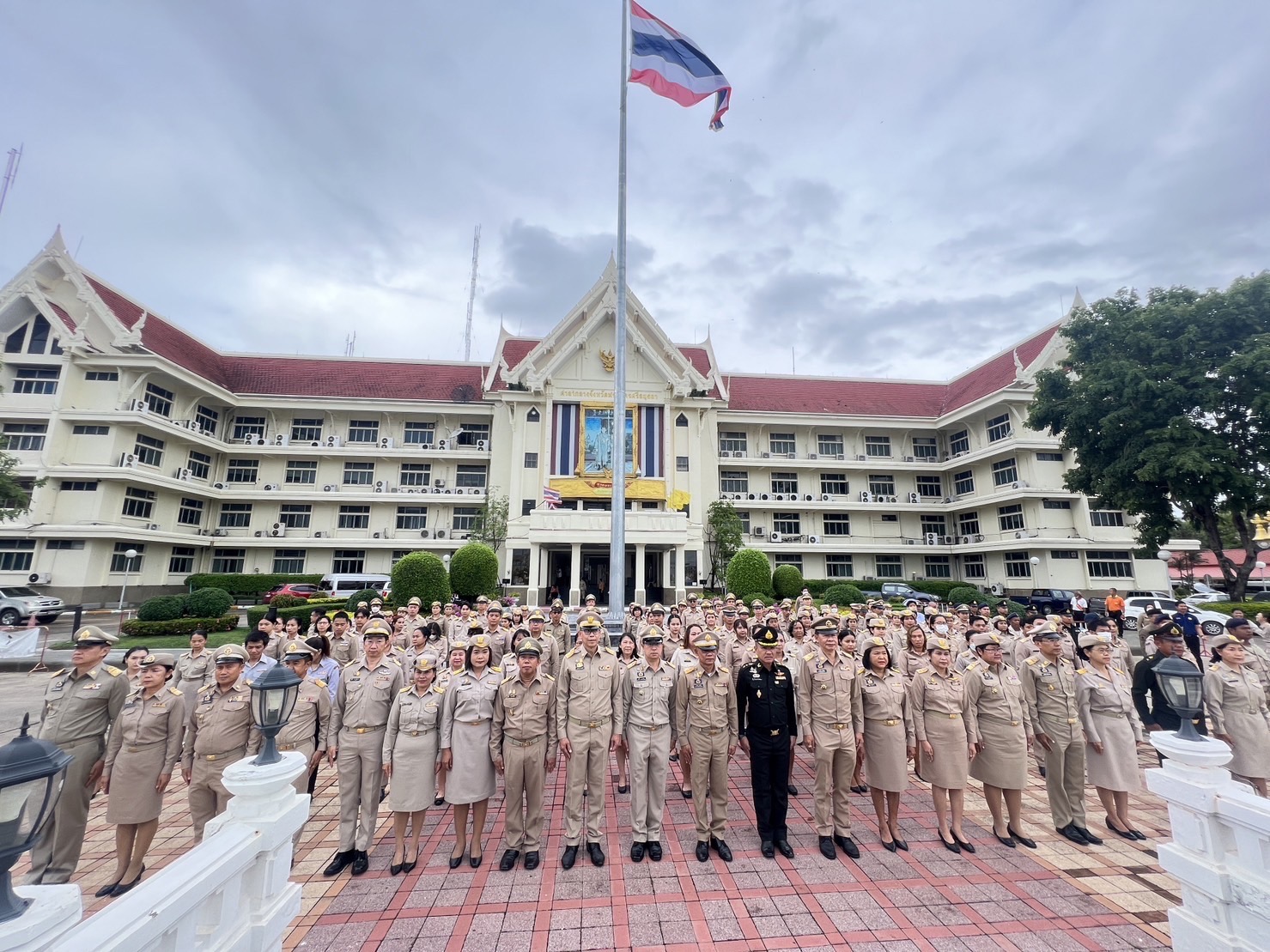 🔹พช.พระนครศรีอยุธยา น้อมรำลึกในพระมหากรุณาธิคุณ พระบาทสมเด็จพระมงกุฎเกล้าเจ้าอยู่หัว ร่วมร้องเพลงชาติและเคารพธงชาติเนื่องในวันพระราชทานธงชาติไทย