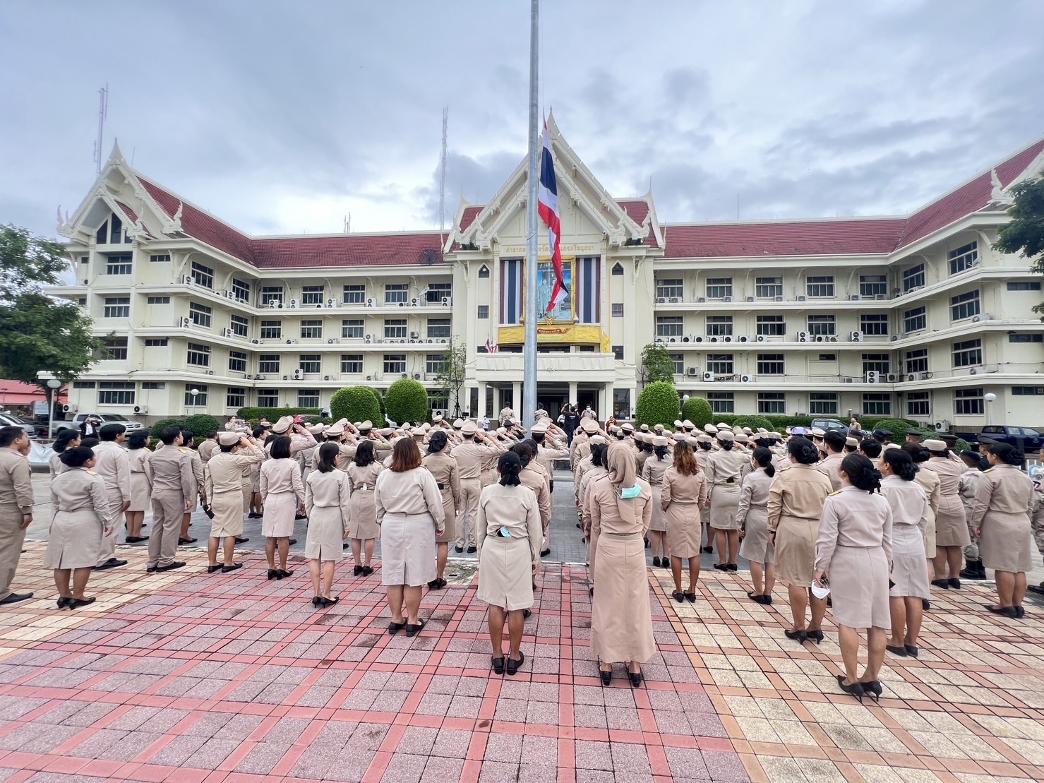 🔹พช.พระนครศรีอยุธยา น้อมรำลึกในพระมหากรุณาธิคุณ พระบาทสมเด็จพระมงกุฎเกล้าเจ้าอยู่หัว ร่วมร้องเพลงชาติและเคารพธงชาติเนื่องในวันพระราชทานธงชาติไทย