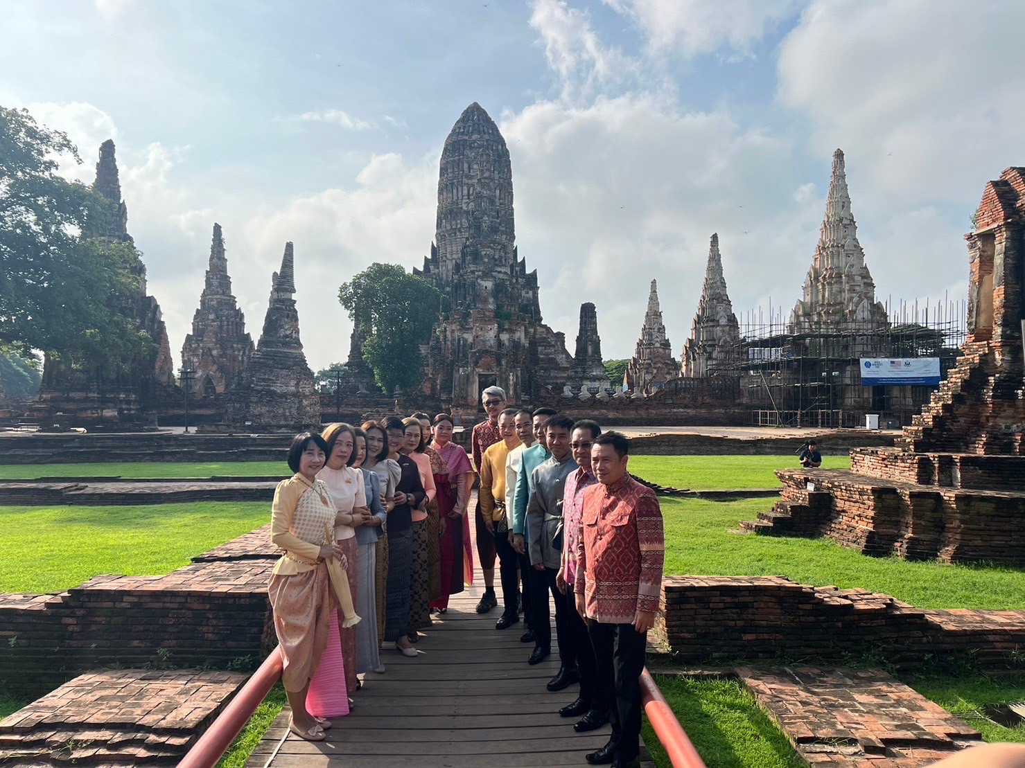 ผู้ว่าฯอยุธยา จับมือส่วนราชการ รณรงค์สวมใส่ชุดไทย