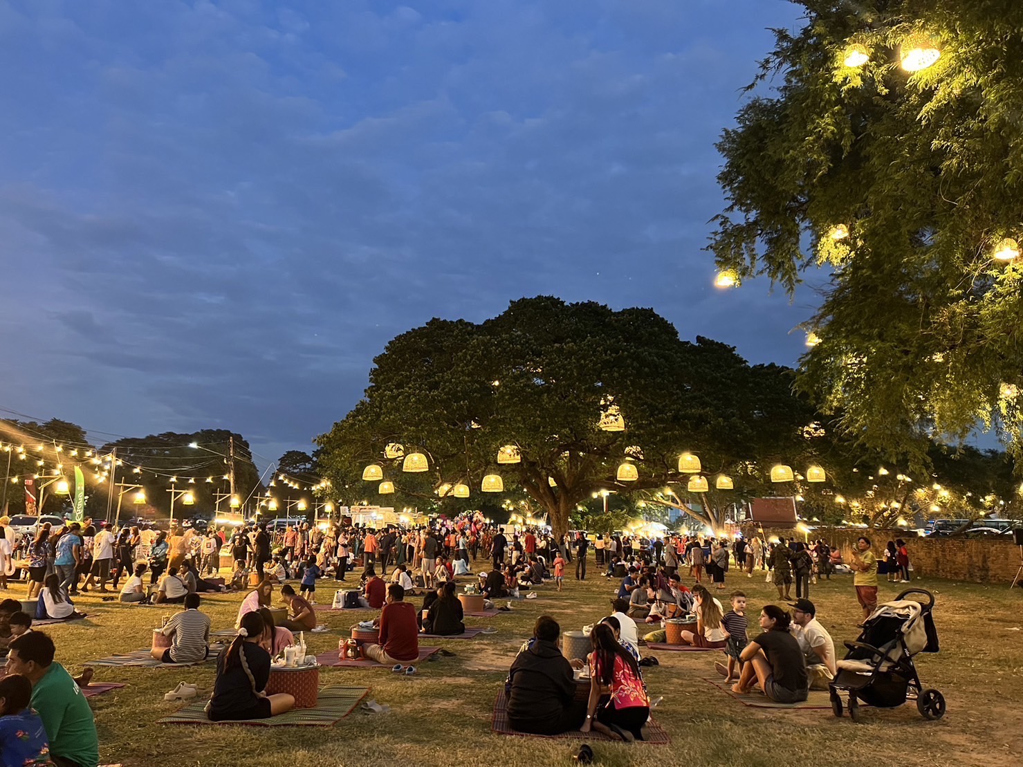 เปิดแล้ว “อยุธยาไนท์มาร์เก็ต” ตลาดย้อนยุคยามค่ำคืน