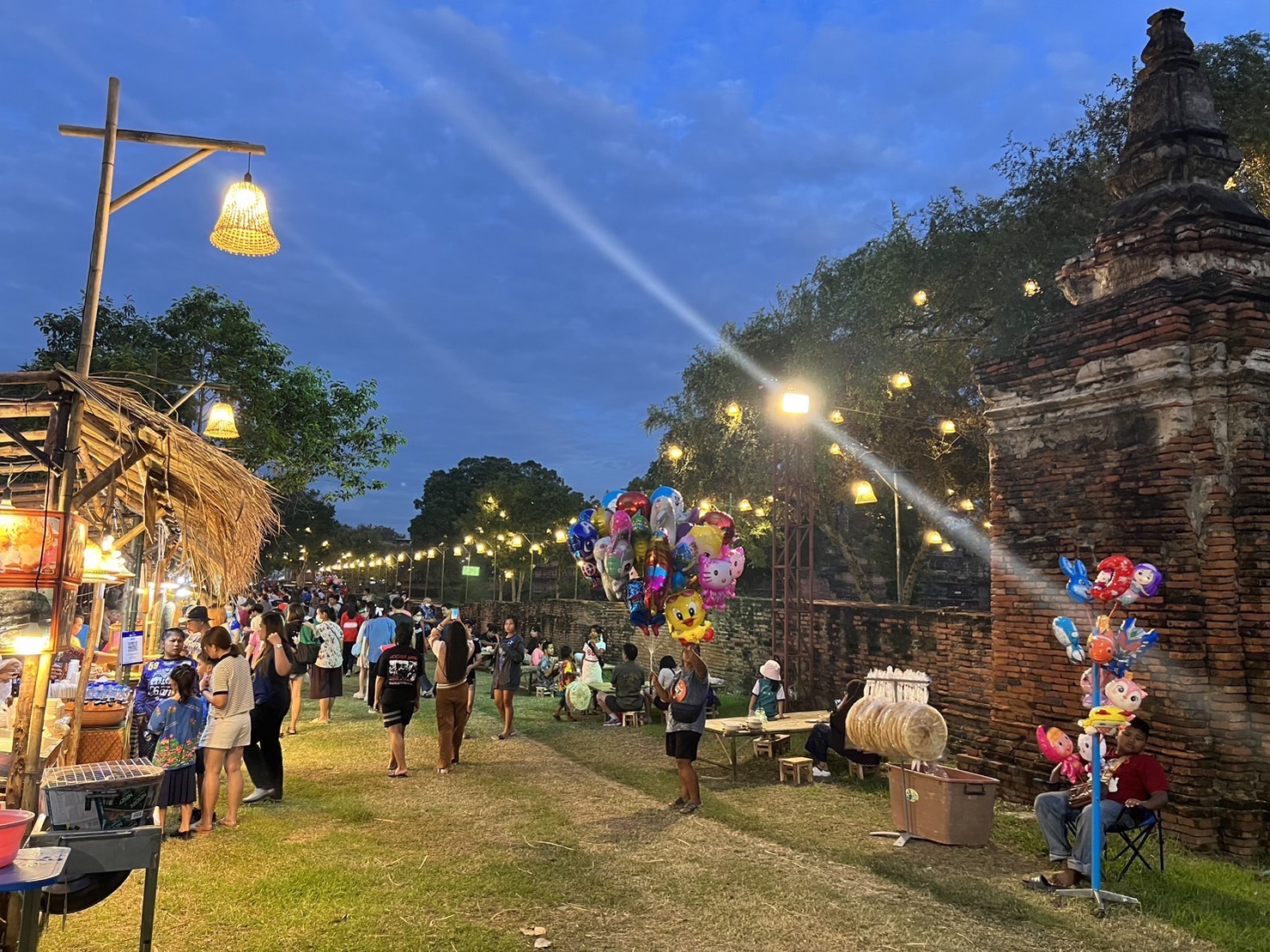 เปิดแล้ว “อยุธยาไนท์มาร์เก็ต” ตลาดย้อนยุคยามค่ำคืน