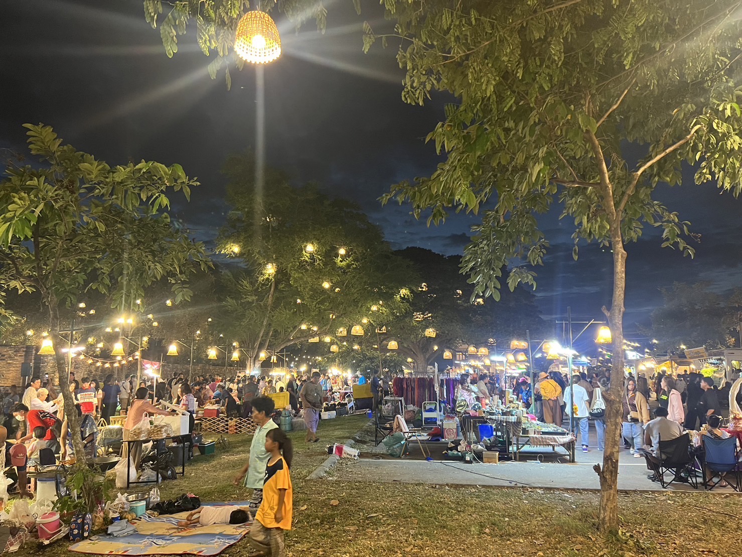 เปิดแล้ว “อยุธยาไนท์มาร์เก็ต” ตลาดย้อนยุคยามค่ำคืน