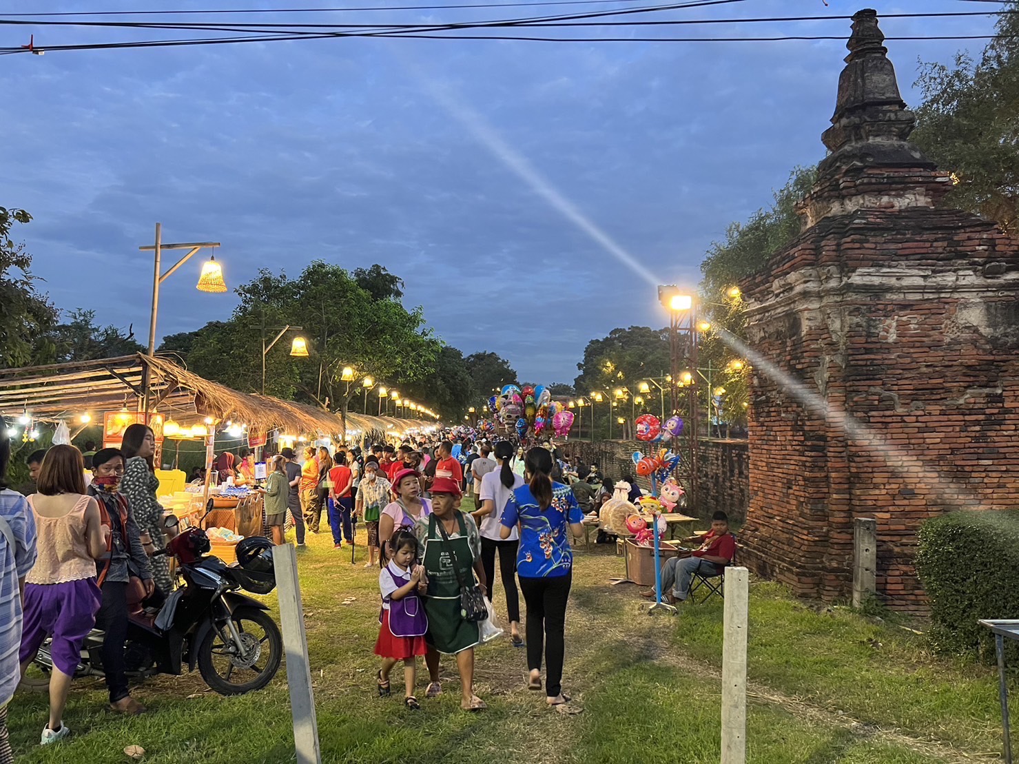 เปิดแล้ว “อยุธยาไนท์มาร์เก็ต” ตลาดย้อนยุคยามค่ำคืน