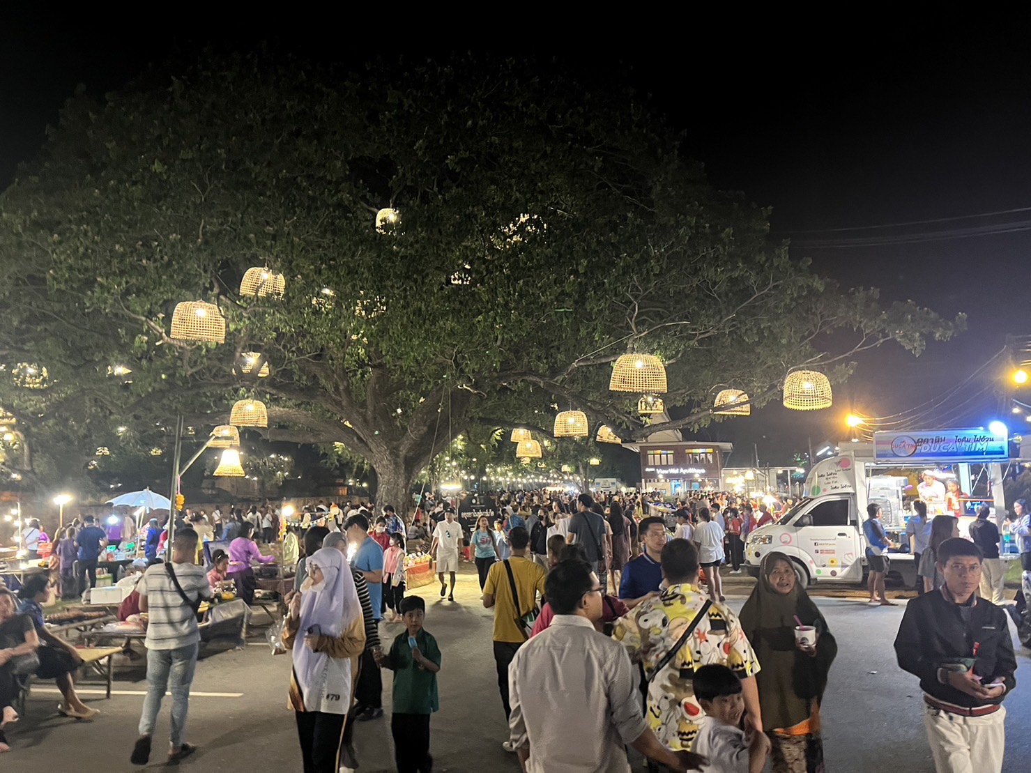 เปิดแล้ว “อยุธยาไนท์มาร์เก็ต” ตลาดย้อนยุคยามค่ำคืน