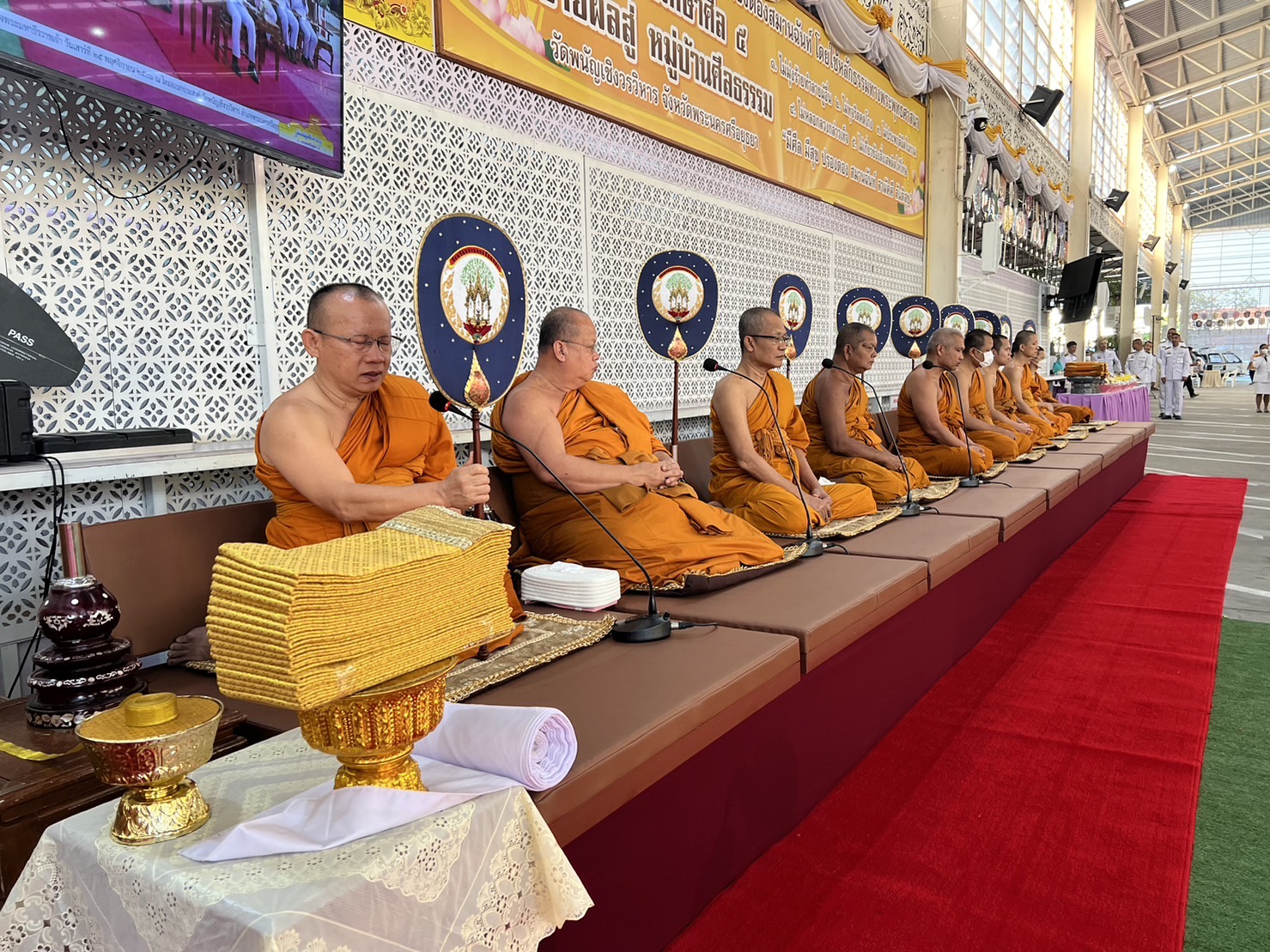 ผู้ว่าฯกรุงเก่า และพัฒนาการจังหวัด ตักบาตร ในวันสมเด็จพระมหาธีรราชเจ้า