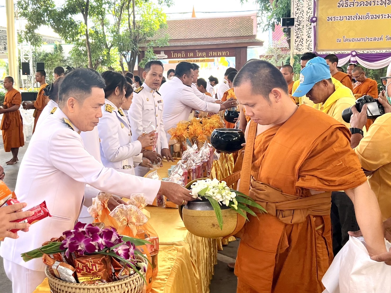 ผู้ว่าฯกรุงเก่า และพัฒนาการจังหวัด ตักบาตร ในวันสมเด็จพระมหาธีรราชเจ้า