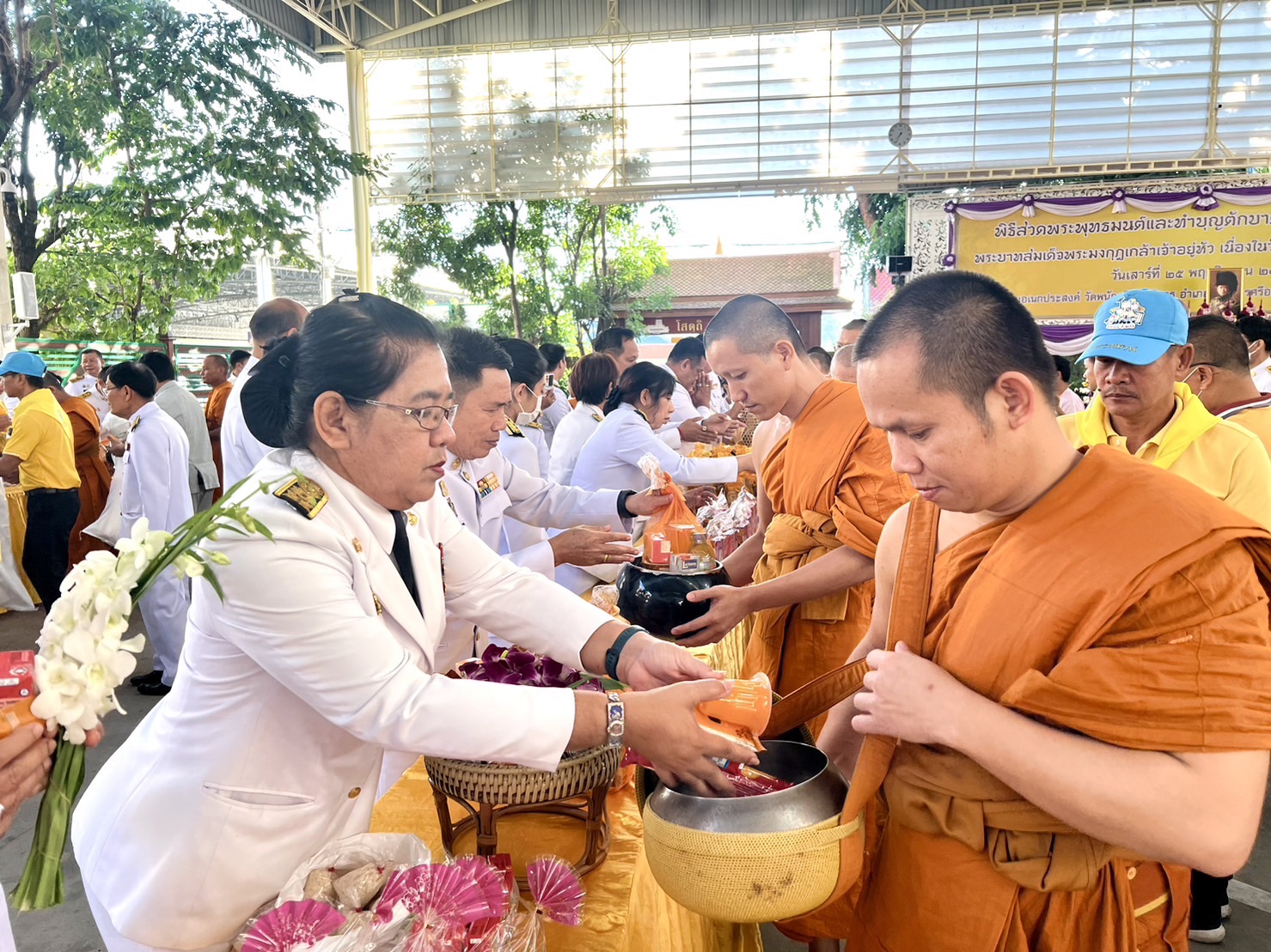 ผู้ว่าฯกรุงเก่า และพัฒนาการจังหวัด ตักบาตร ในวันสมเด็จพระมหาธีรราชเจ้า