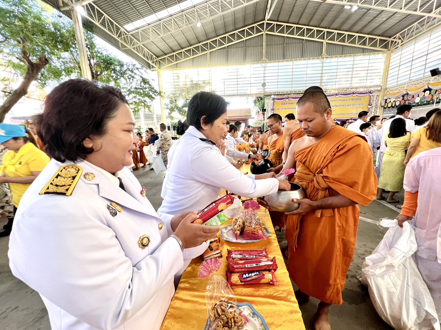 ผู้ว่าฯกรุงเก่า และพัฒนาการจังหวัด ตักบาตร ในวันสมเด็จพระมหาธีรราชเจ้า