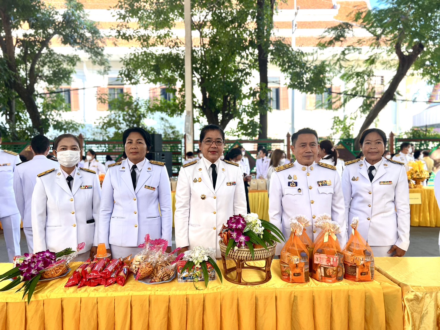 ผู้ว่าฯกรุงเก่า และพัฒนาการจังหวัด ตักบาตร ในวันสมเด็จพระมหาธีรราชเจ้า