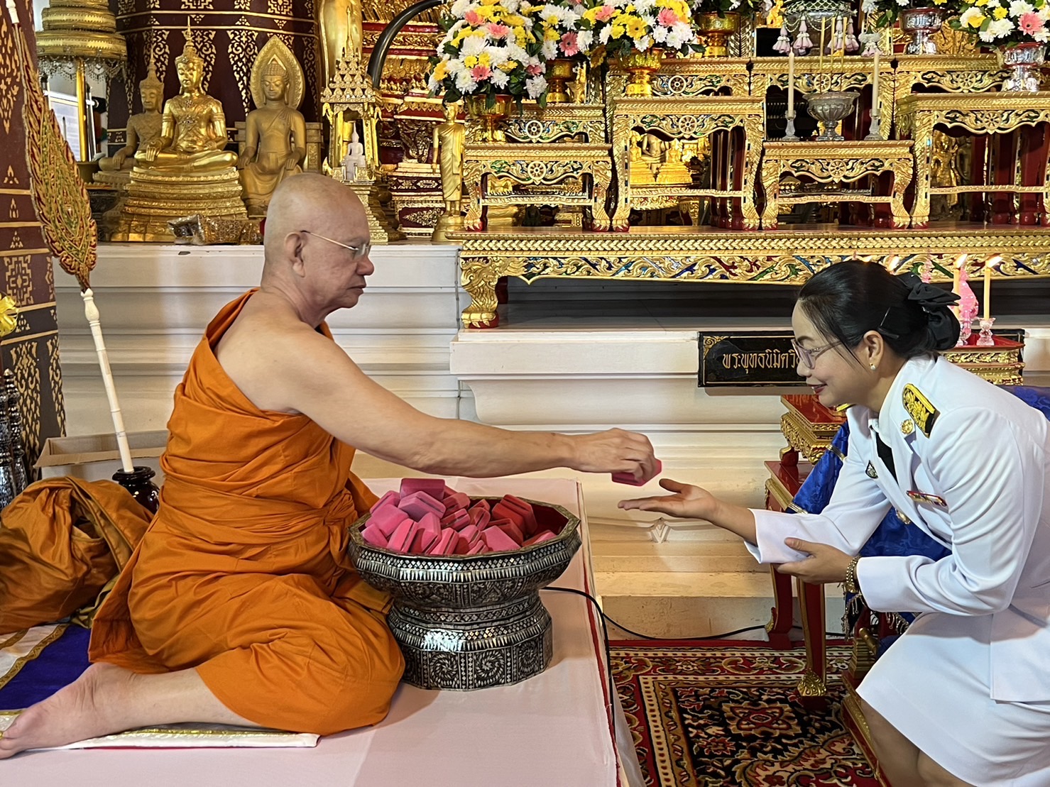 ปลัดกระทรวงมหาดไทย ถวายผ้าพระกฐินพระราชทานวัดหน้าพระเมรุราชิการาม