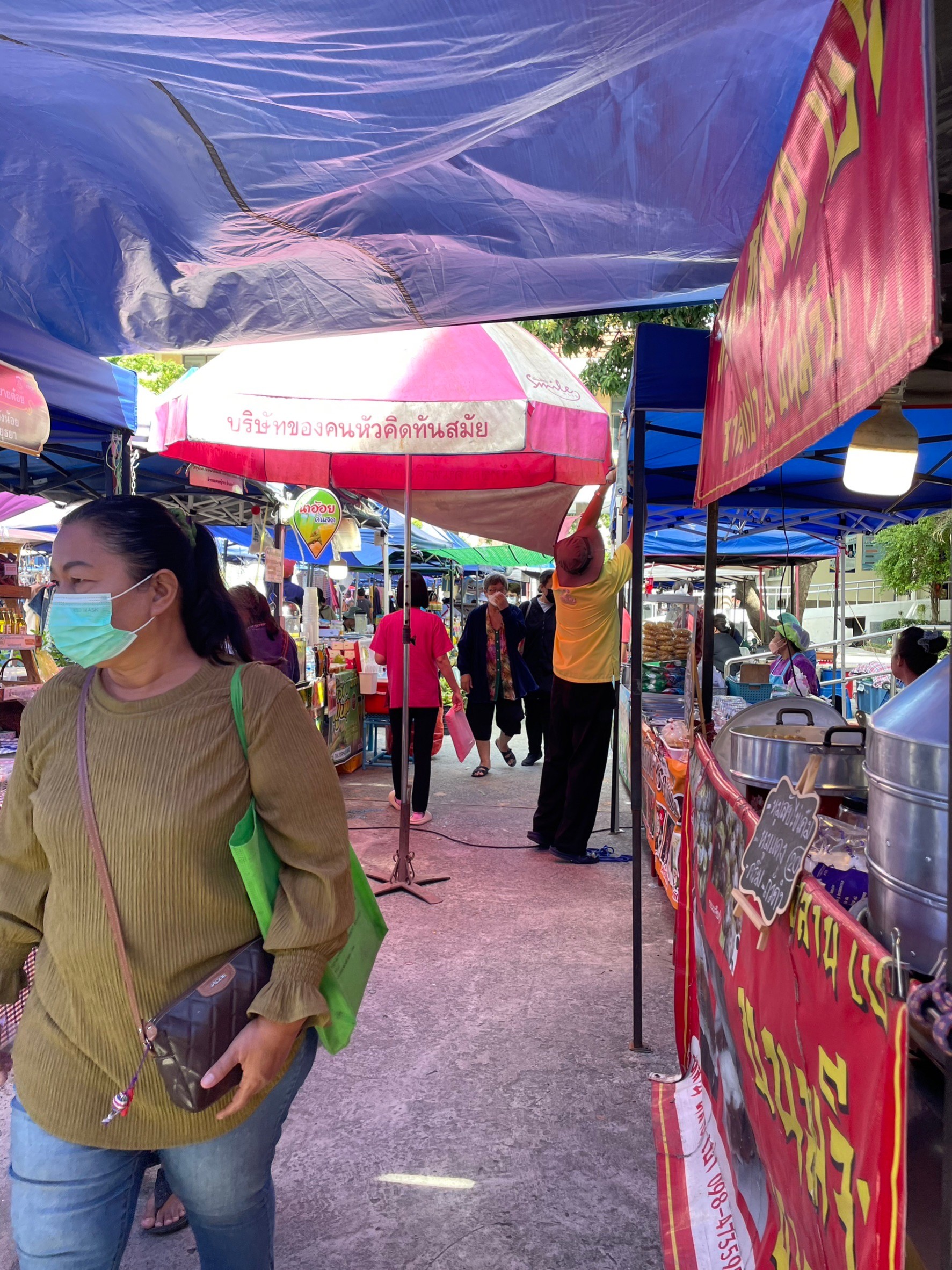 พช.กรุ่งเก่า จัดตลาดนัดคนไทยยิ้มได้