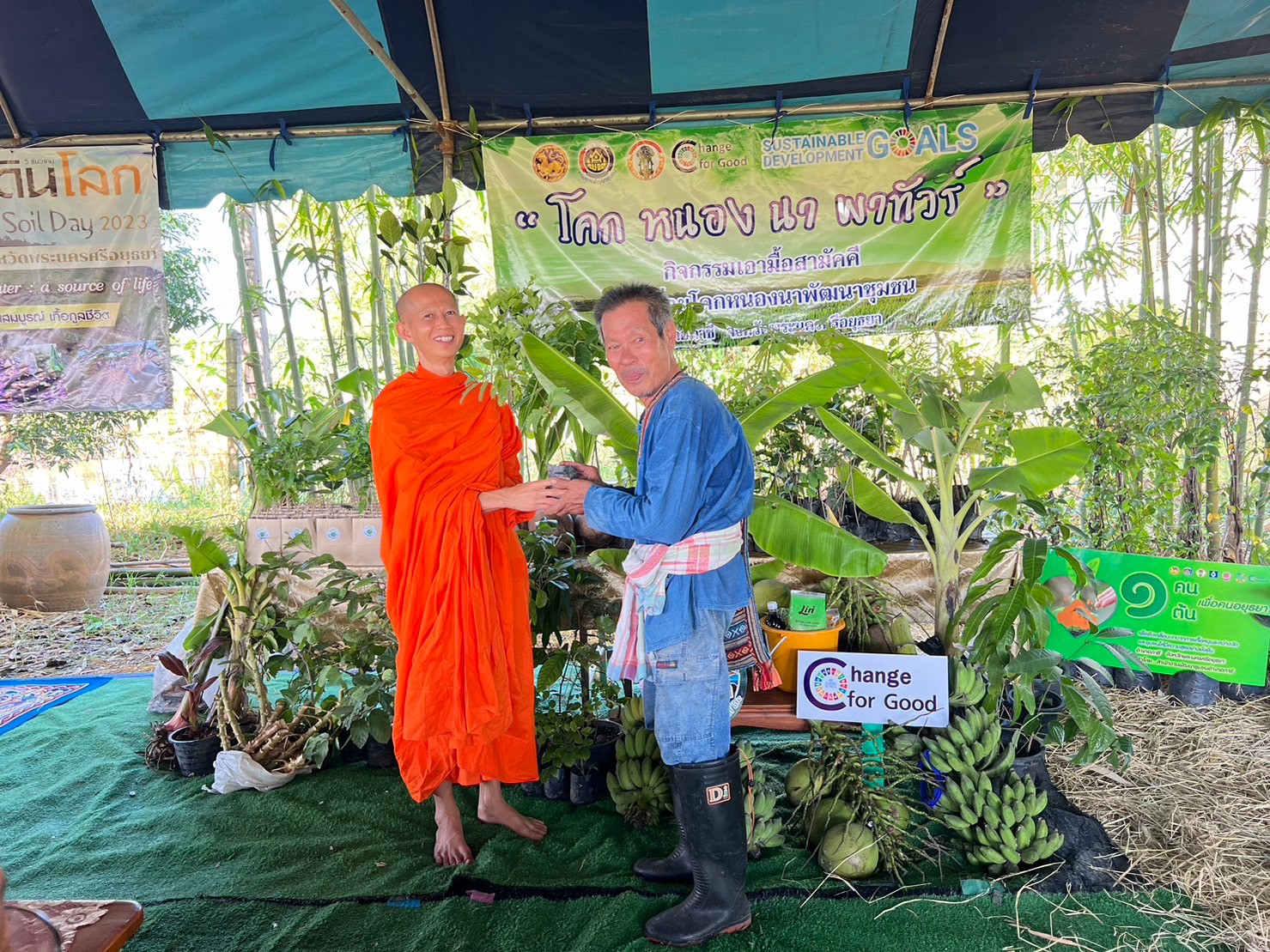 อยุธยา “ทอดผ้าป่าต้นไม้” เนื่องในวันดินโลก