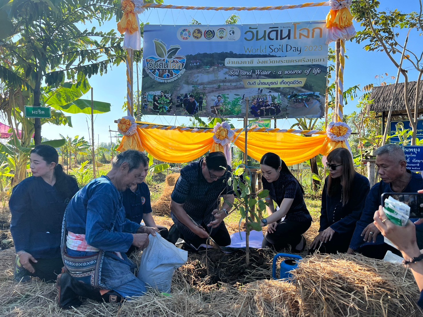 อยุธยา “ทอดผ้าป่าต้นไม้” เนื่องในวันดินโลก