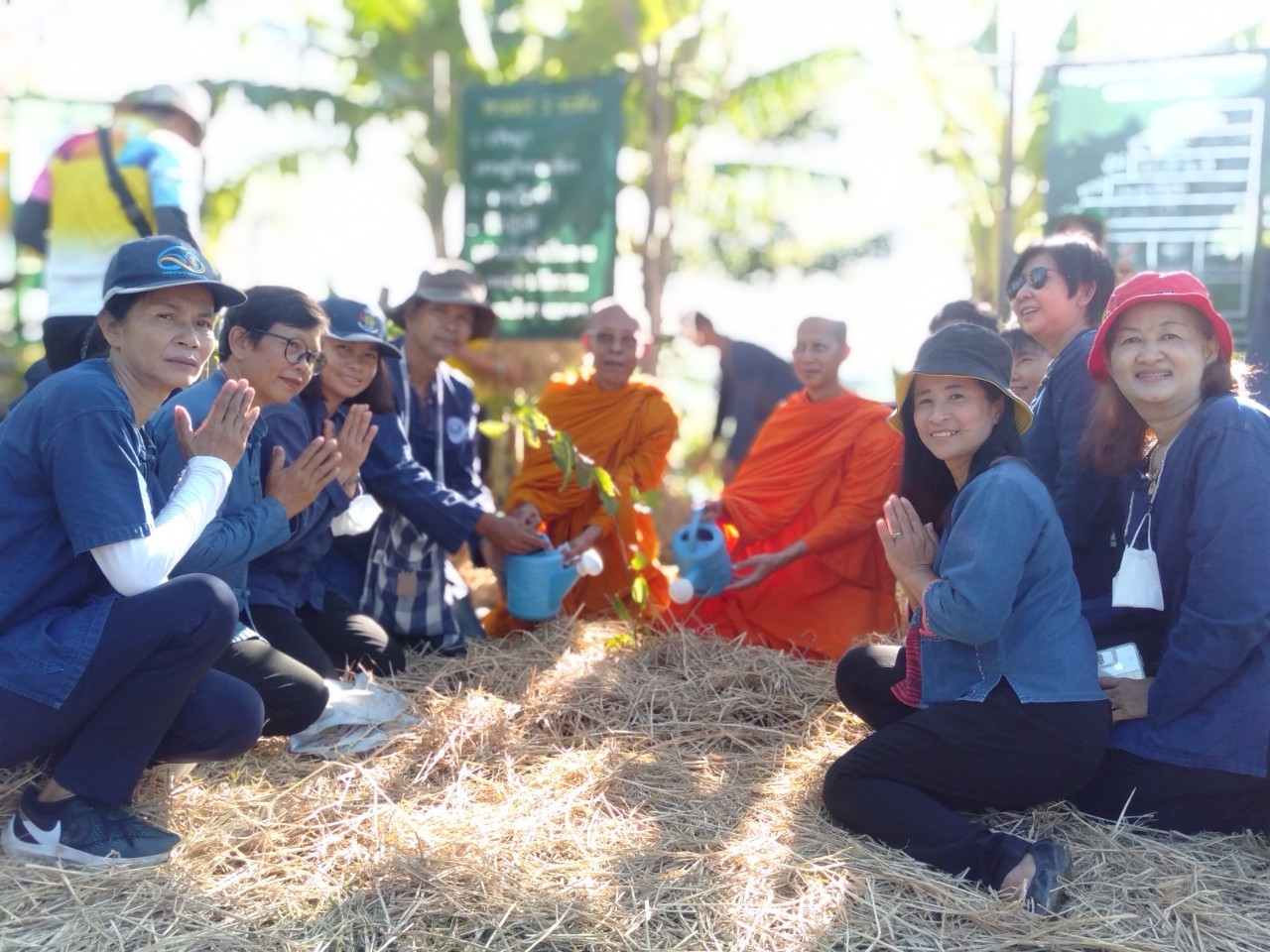 อยุธยา “ทอดผ้าป่าต้นไม้” เนื่องในวันดินโลก
