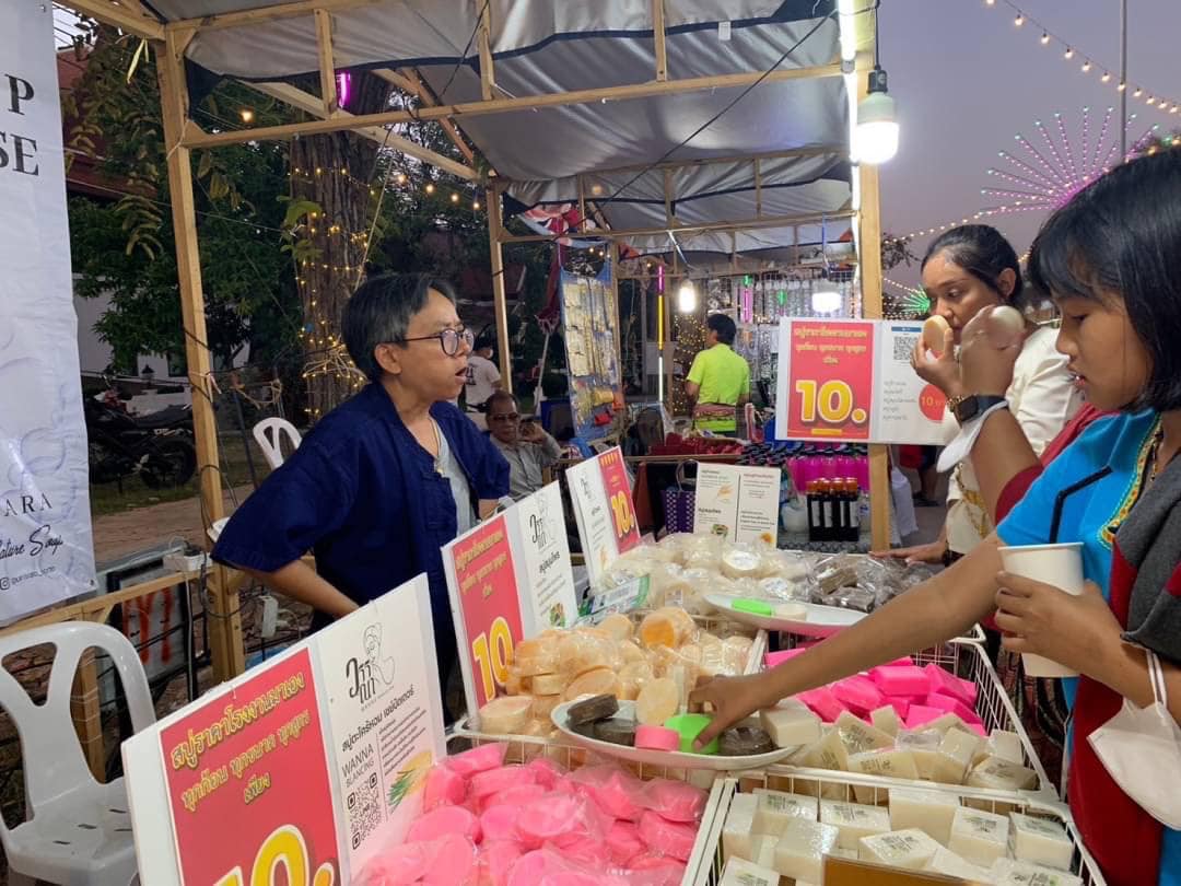 พช.พระนครศรีอยุธยา พช.อยุธยา ส่งเสริมเศรษฐกิจชุมชน สินค้าชุมชน “ถนนคนเดิน” ในงานยอยศยิ่งฟ้าอยุธยามรดกโลก ประจำปี 2566