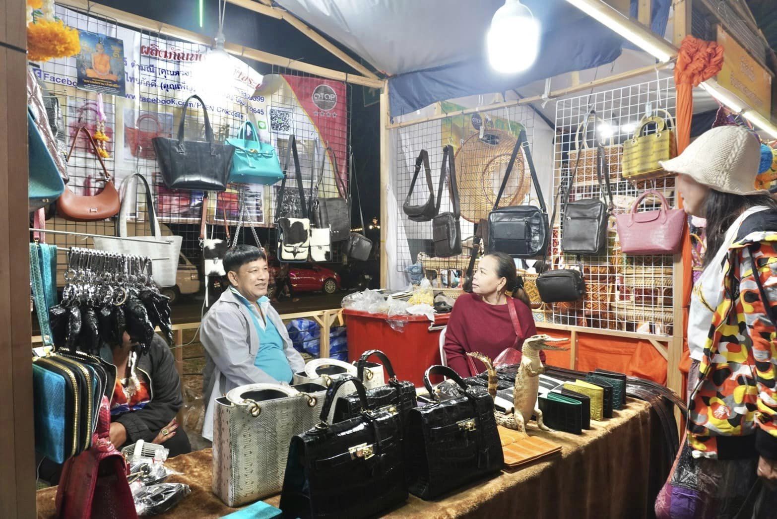 พช.พระนครศรีอยุธยา พช.อยุธยา ส่งเสริม สนับสนุนเศรษฐกิจชุมชน สินค้าชุมชน “ถนนคนเดิน” ในงานยอยศยิ่งฟ้าอยุธยามรดกโลก ประจำปี 2566