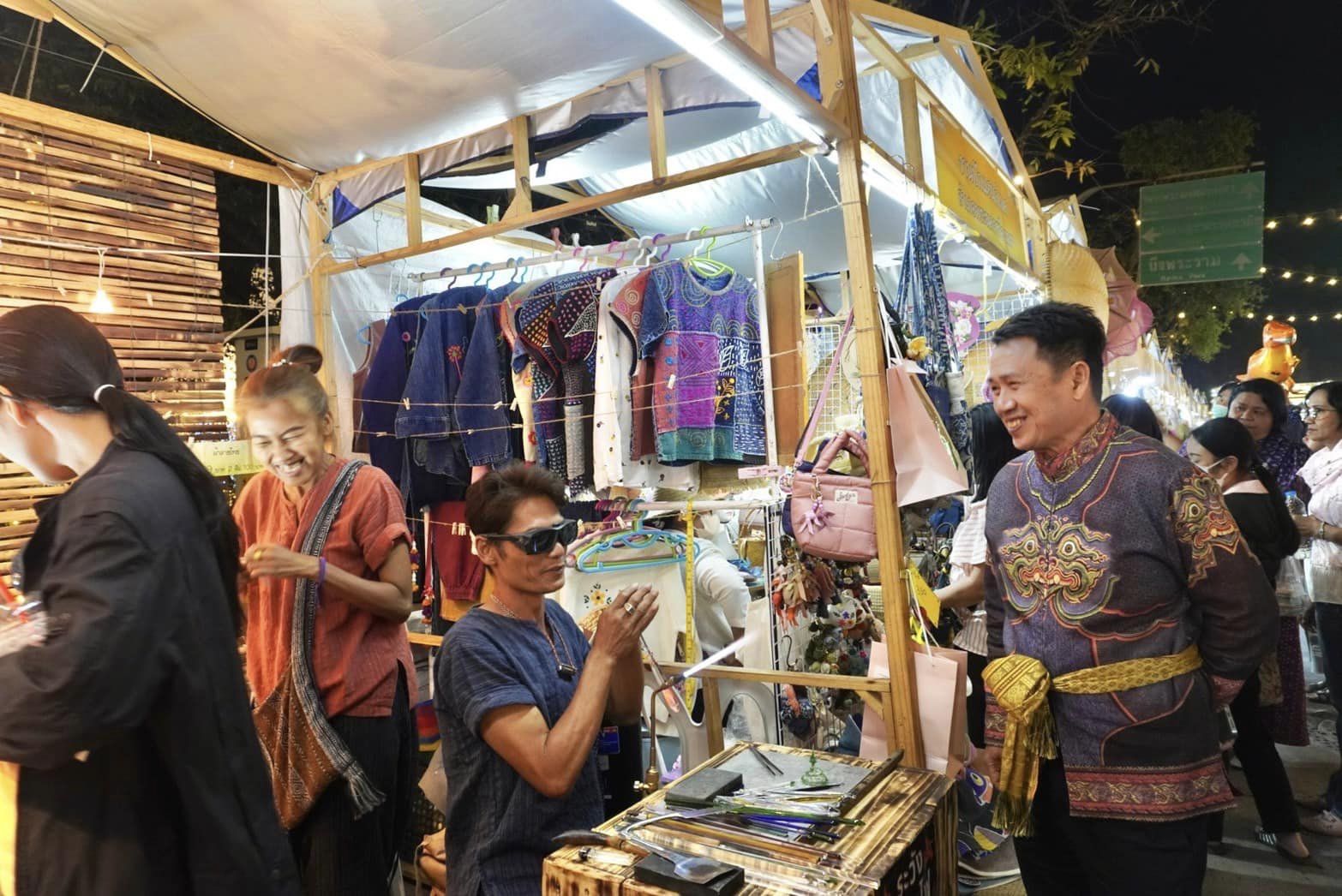 พช.พระนครศรีอยุธยา พช.อยุธยา ส่งเสริม สนับสนุนเศรษฐกิจชุมชน สินค้าชุมชน “ถนนคนเดิน” ในงานยอยศยิ่งฟ้าอยุธยามรดกโลก ประจำปี 2566