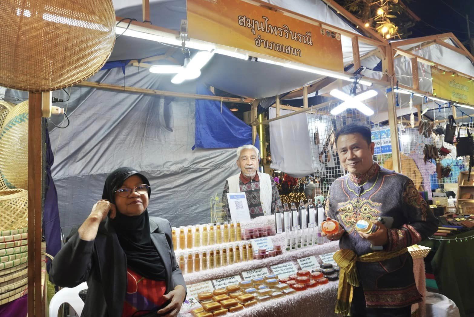 พช.พระนครศรีอยุธยา พช.อยุธยา ส่งเสริม สนับสนุนเศรษฐกิจชุมชน สินค้าชุมชน “ถนนคนเดิน” ในงานยอยศยิ่งฟ้าอยุธยามรดกโลก ประจำปี 2566