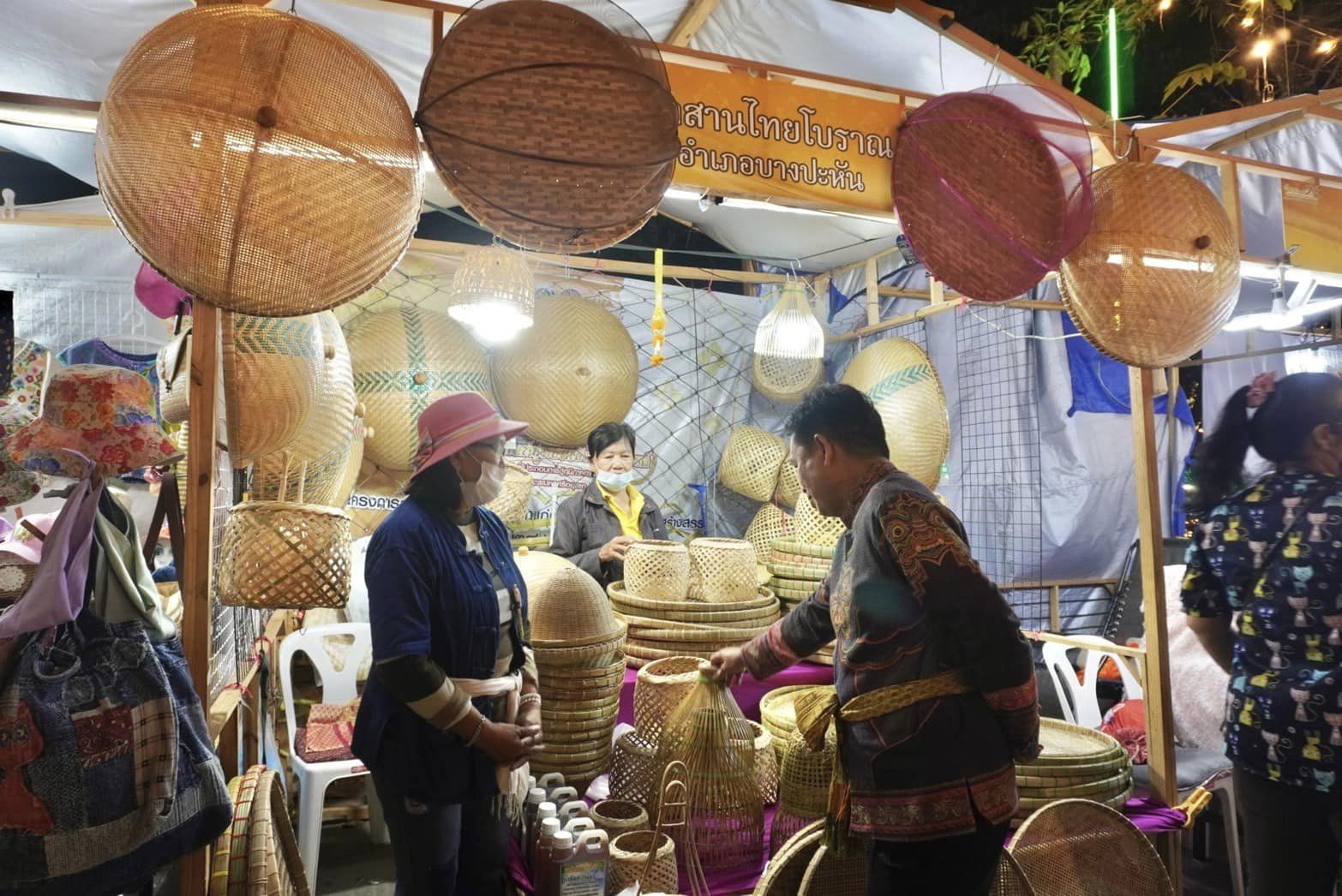 พช.พระนครศรีอยุธยา พช.อยุธยา ส่งเสริม สนับสนุนเศรษฐกิจชุมชน สินค้าชุมชน “ถนนคนเดิน” ในงานยอยศยิ่งฟ้าอยุธยามรดกโลก ประจำปี 2566