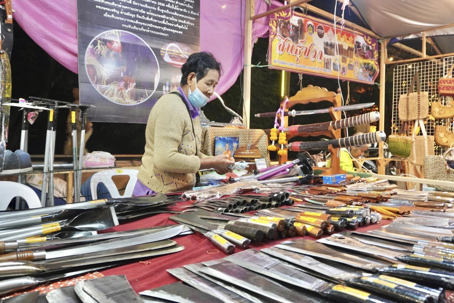 พช.พระนครศรีอยุธยา พช.อยุธยา ส่งเสริม สนับสนุนเศรษฐกิจชุมชน สินค้าชุมชน “ถนนคนเดิน” ในงานยอยศยิ่งฟ้าอยุธยามรดกโลก ประจำปี 2566