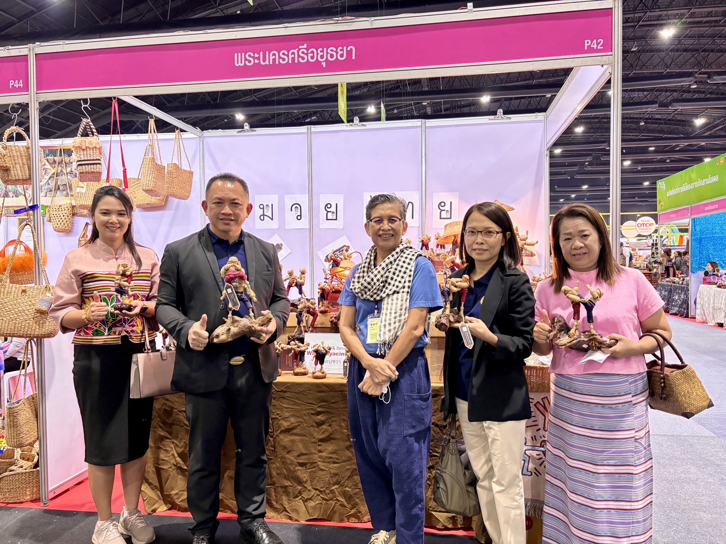 🔹พช.พระนครศรีอยุธยา🔹  ประชุมมอบนโยบายความร่วมมือระหว่างสำนักงานพัฒนาชุมชนจังหวัด และ สำนักงานพาณิชย์จังหวัด ในการคัดเลือกผู้ประกอบการ SMEs และ 0TO P เพื่อส่งเสริมและสนับสนุนสู่ตลาดสากล