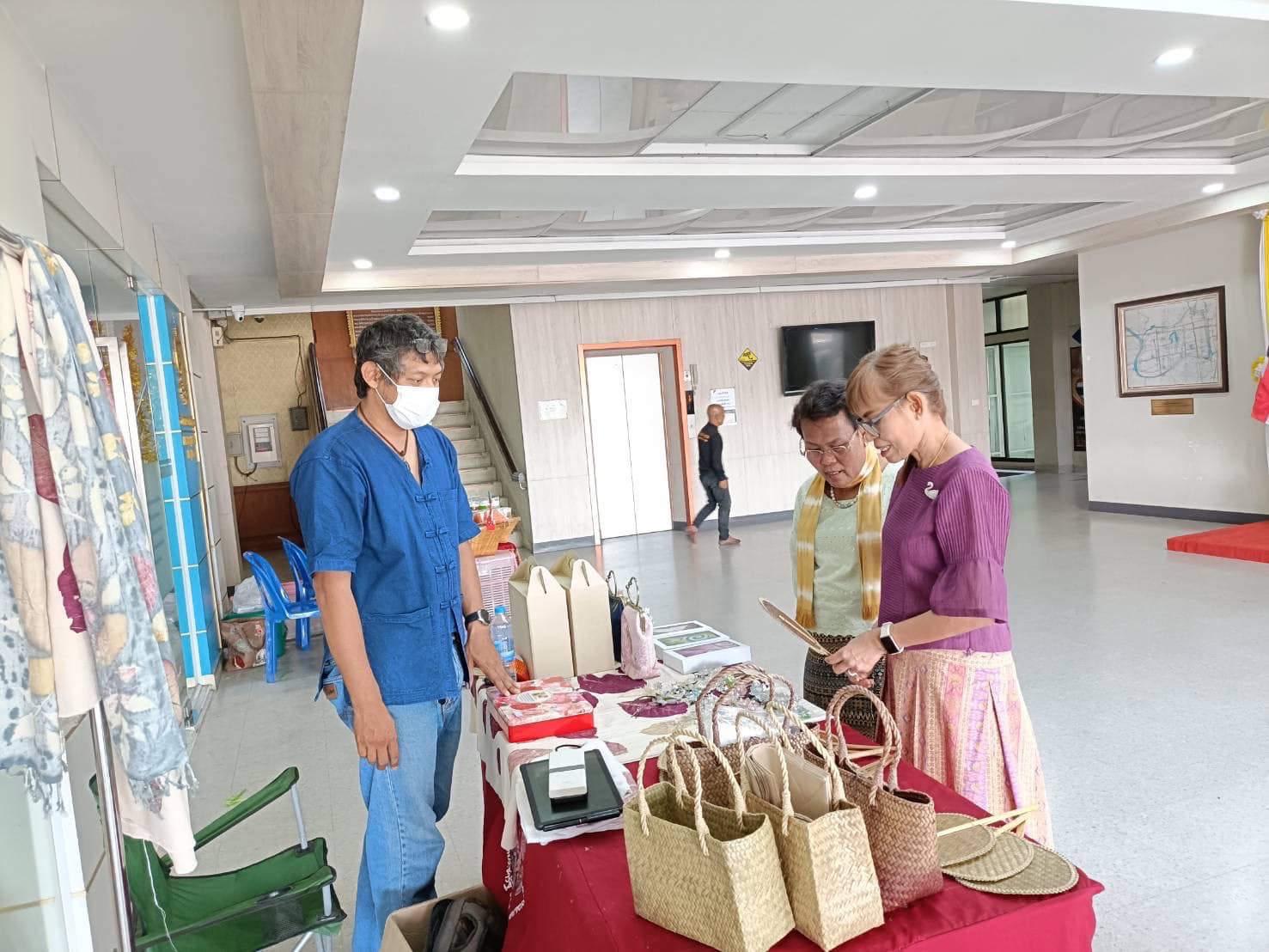 พช.กรุงเก่า สนับสนุนผลิตภัณฑ์ชุมชน เพิ่มช่องทางการจำหน่าย ณ บริเวณหน้าห้องคลัง