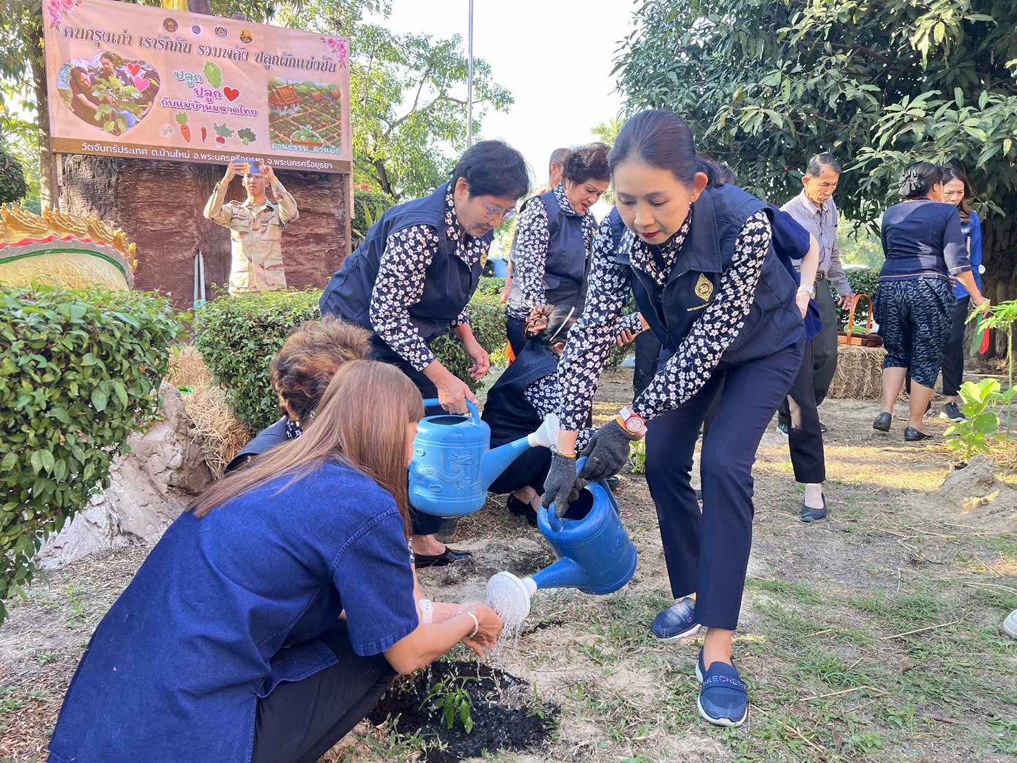 พช.กรุงเก่า สานพลังความต่อเนื่องปฏิบัติการตามแนวพระราชดำริฯ ปลูกผักสวนครัวเพื่อสร้างความมั่นคงทางอาหาร สู่ชุมชนเข้มแข็ง เป็นมิตรกับสิ่งแวดล้อม