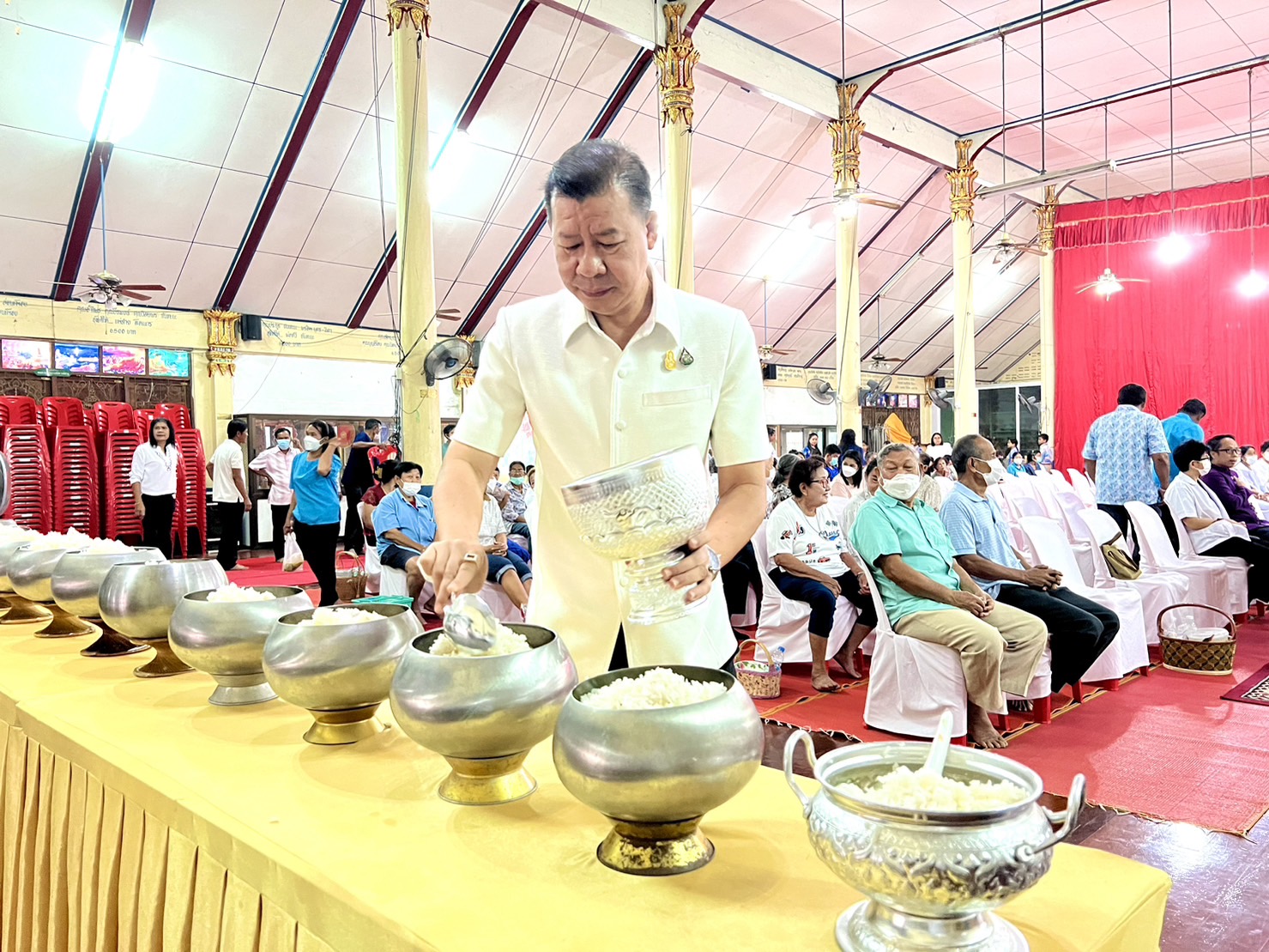 พัฒนาการจังหวัดอยุธยา ร่วมพิธีทำบุญตักบาตร เข้าวัดปฏิบัติธรรมวันธรรมสวนะ