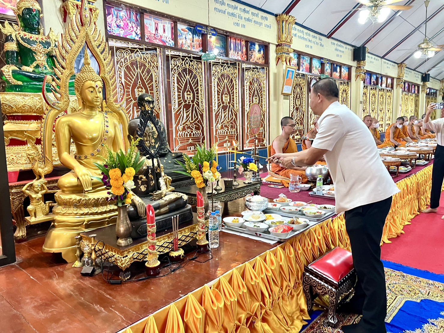 พัฒนาการจังหวัดอยุธยา ร่วมพิธีทำบุญตักบาตร เข้าวัดปฏิบัติธรรมวันธรรมสวนะ