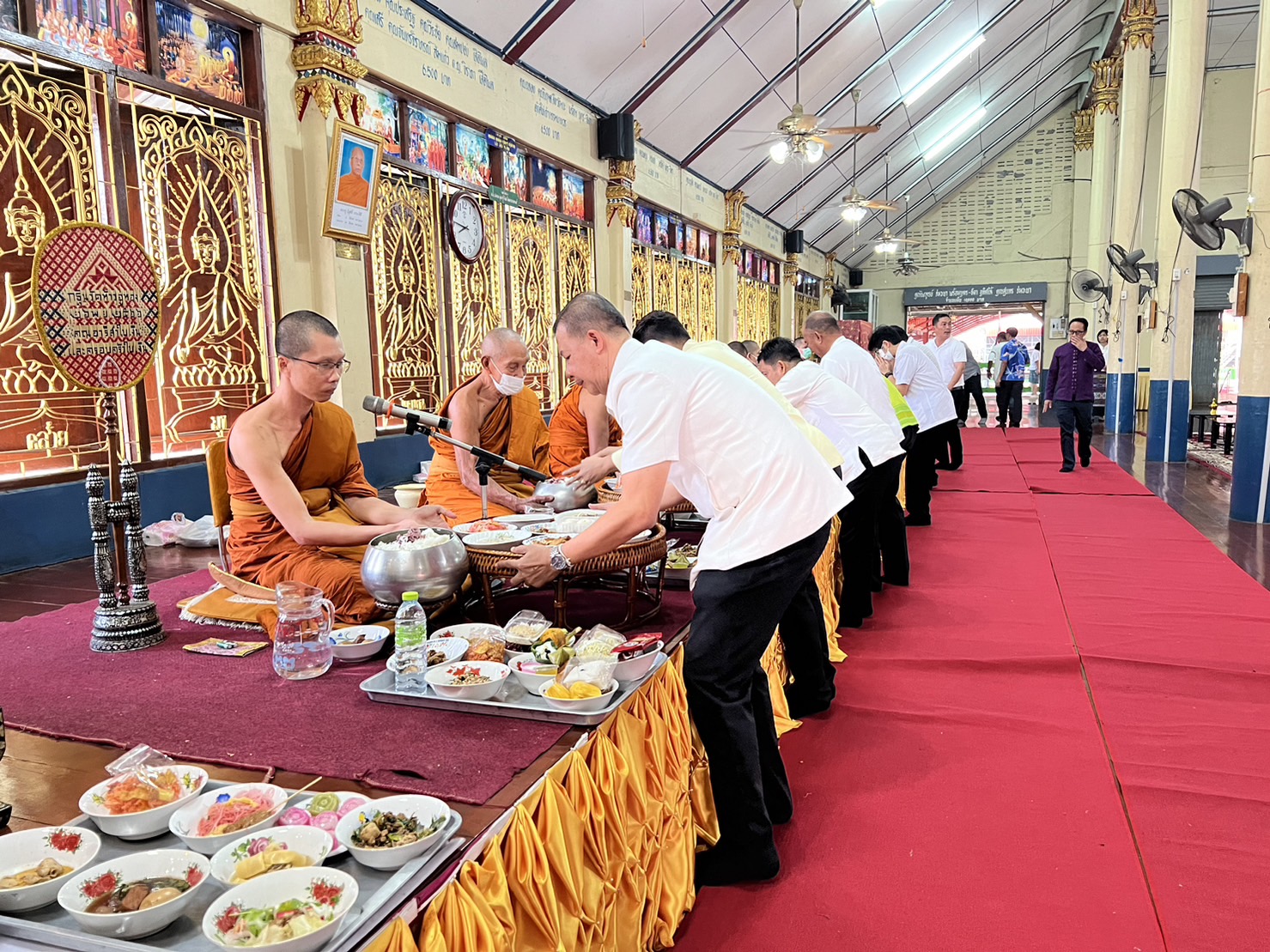 พัฒนาการจังหวัดอยุธยา ร่วมพิธีทำบุญตักบาตร เข้าวัดปฏิบัติธรรมวันธรรมสวนะ