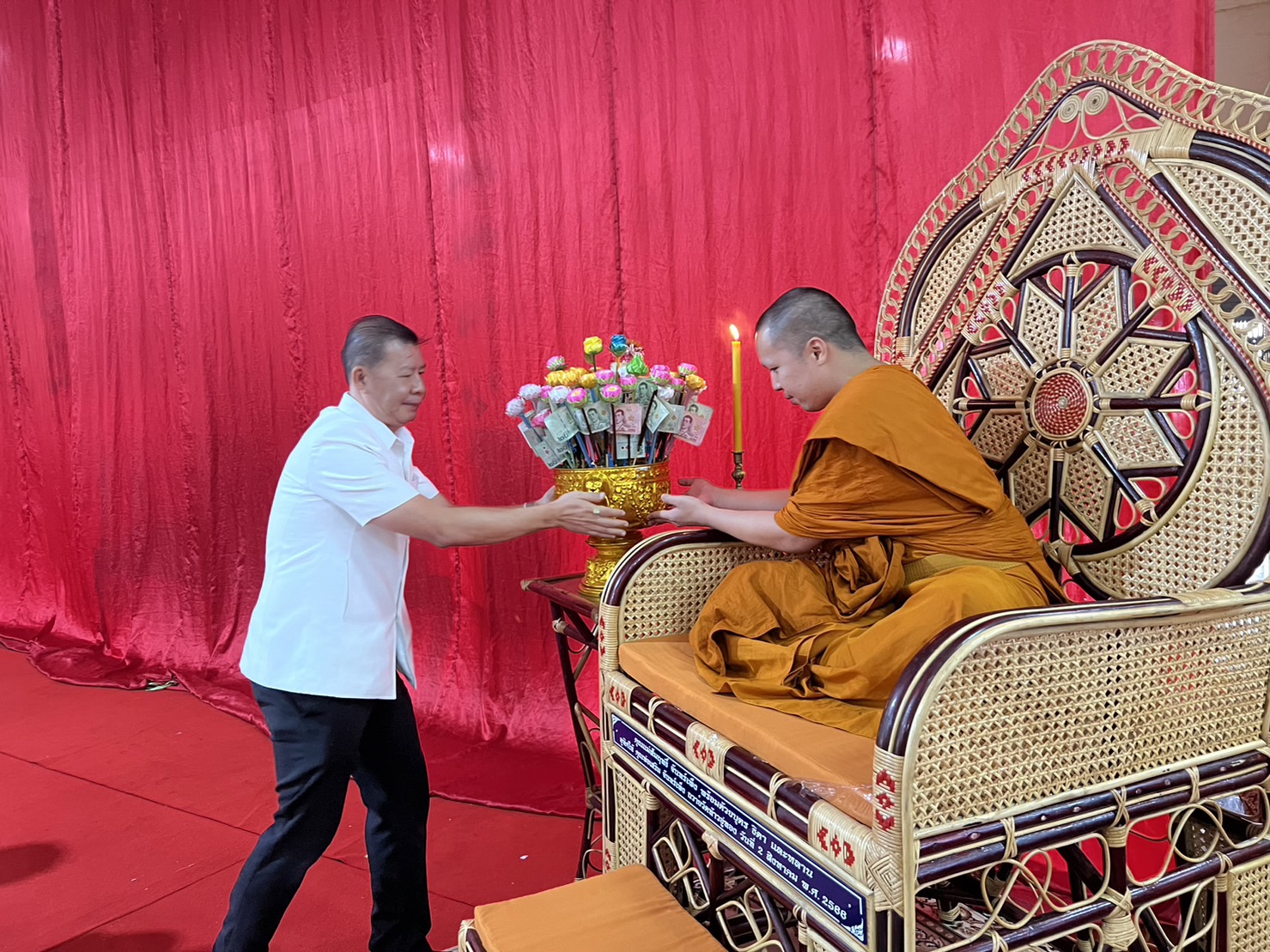 พัฒนาการจังหวัดอยุธยา ร่วมพิธีทำบุญตักบาตร เข้าวัดปฏิบัติธรรมวันธรรมสวนะ